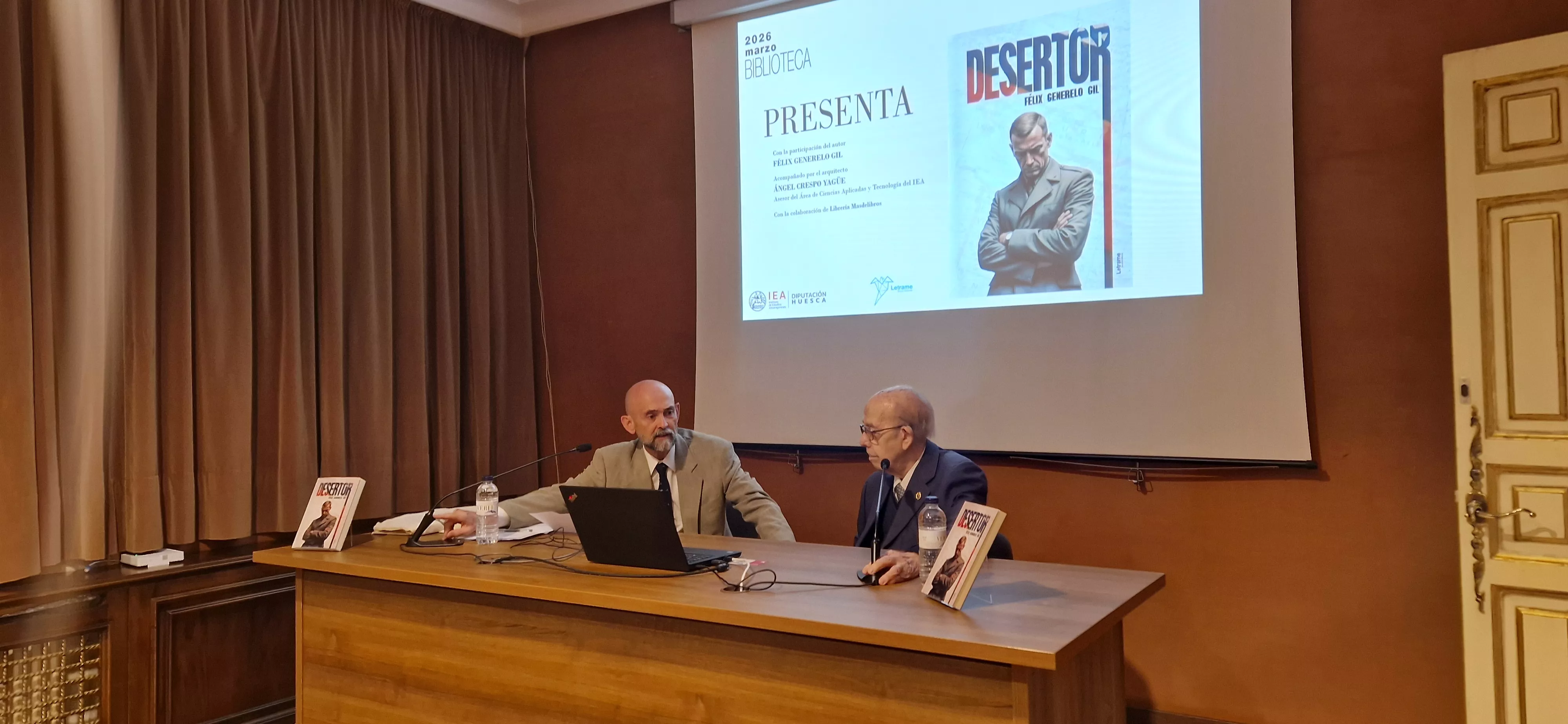 Ángel Crespo y Félix Generelo, presentando "Desertor" en el IEA. Foto Myriam Martínez