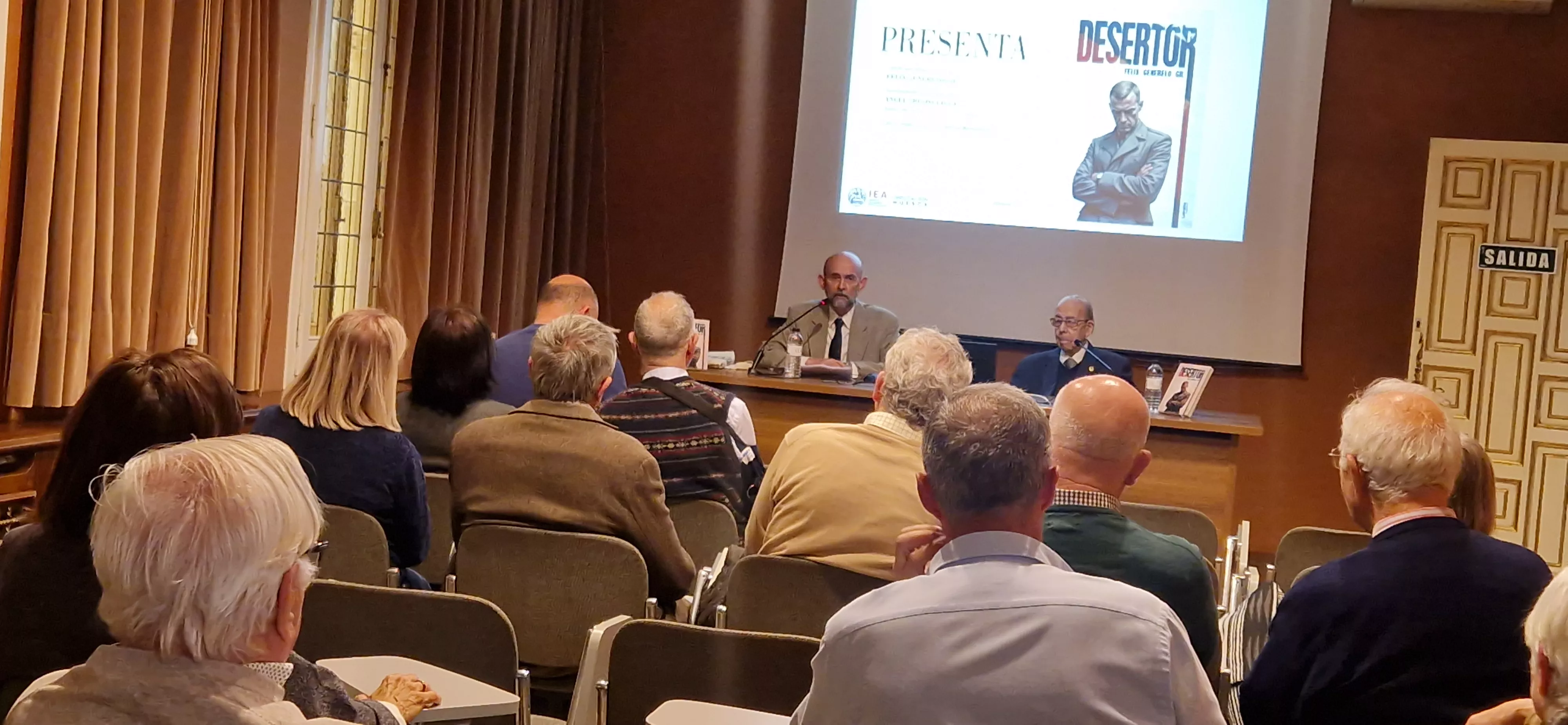 Ángel Crespo y Félix Generelo, presentando "Desertor" en el IEA. Foto Myriam Martínez