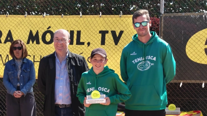 Chema Artero, hijo de José María Artero, que da nombre al torneo, junto a Daniel Montes, campeón del cuadro alevín plata masculino.