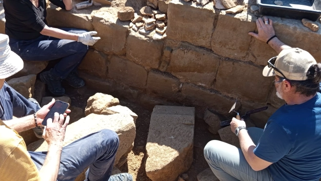 Antonio Alagón revisando los trabajos