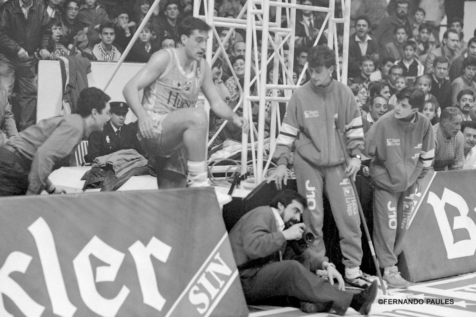 Víctor Ibáñez en peligro. Salta sobre él Juan Antonio Hernández. Foto Fernando Paúles