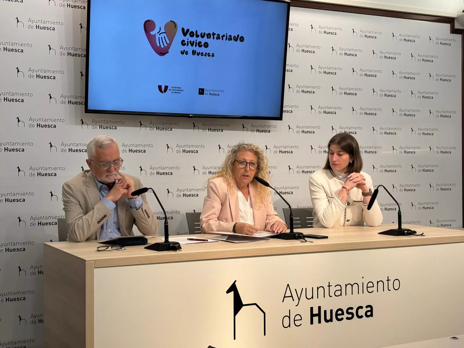 Juan Hidalgo, Susana Oliván y Adela Ocenic, en la firma del convenio del voluntariado.