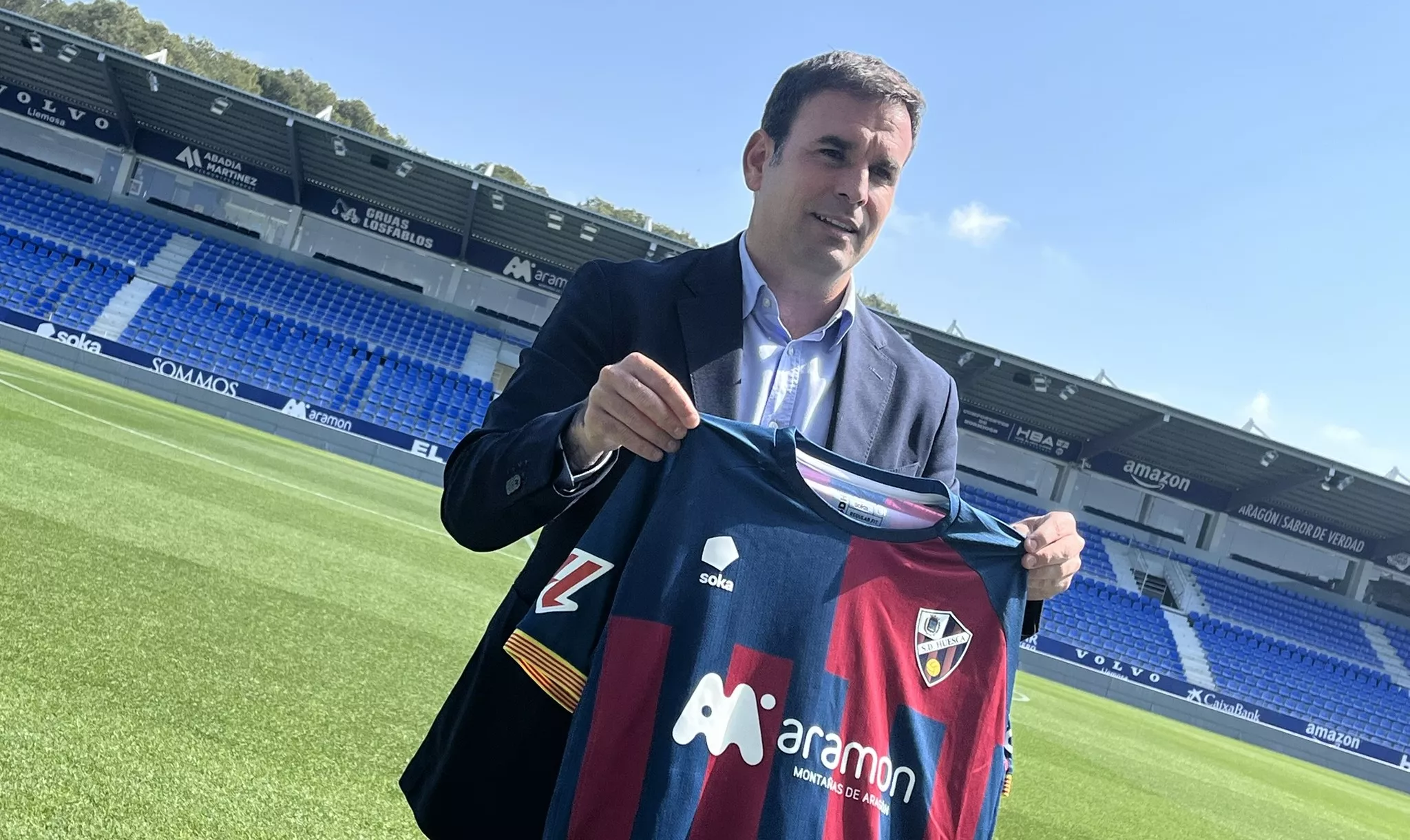 Javier Sanz posa con la camiseta del Huesca en El Alcoraz. Foto: Adri Mora