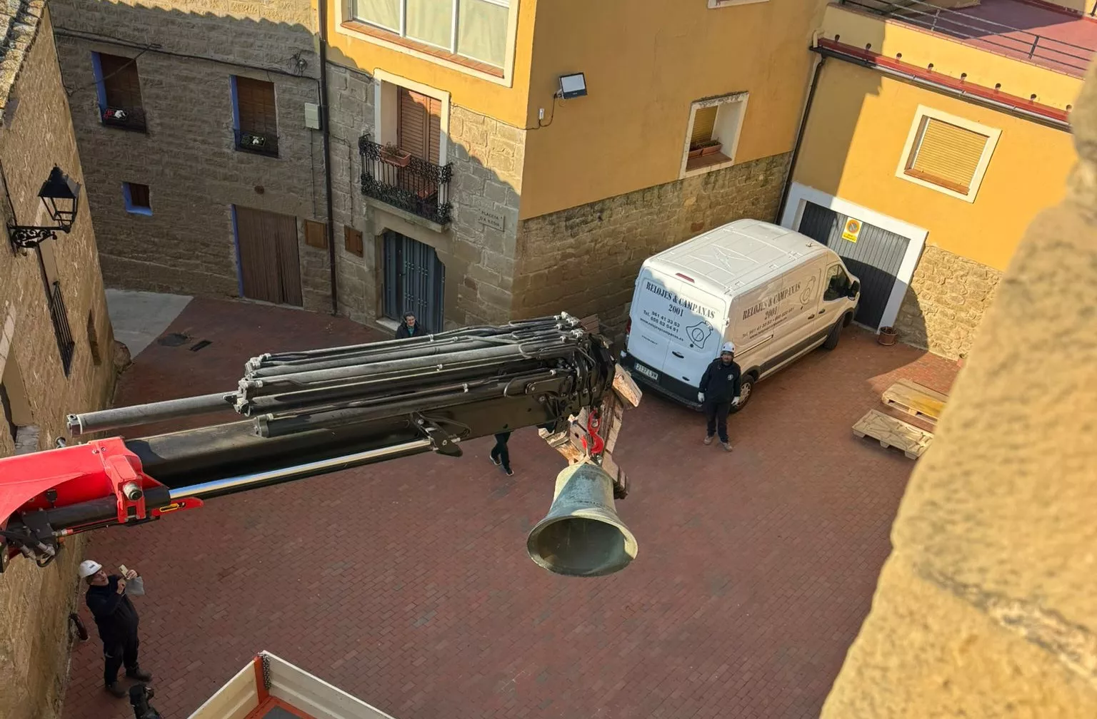 Desmontaje de las campanas de Biscarrués para su restauración.