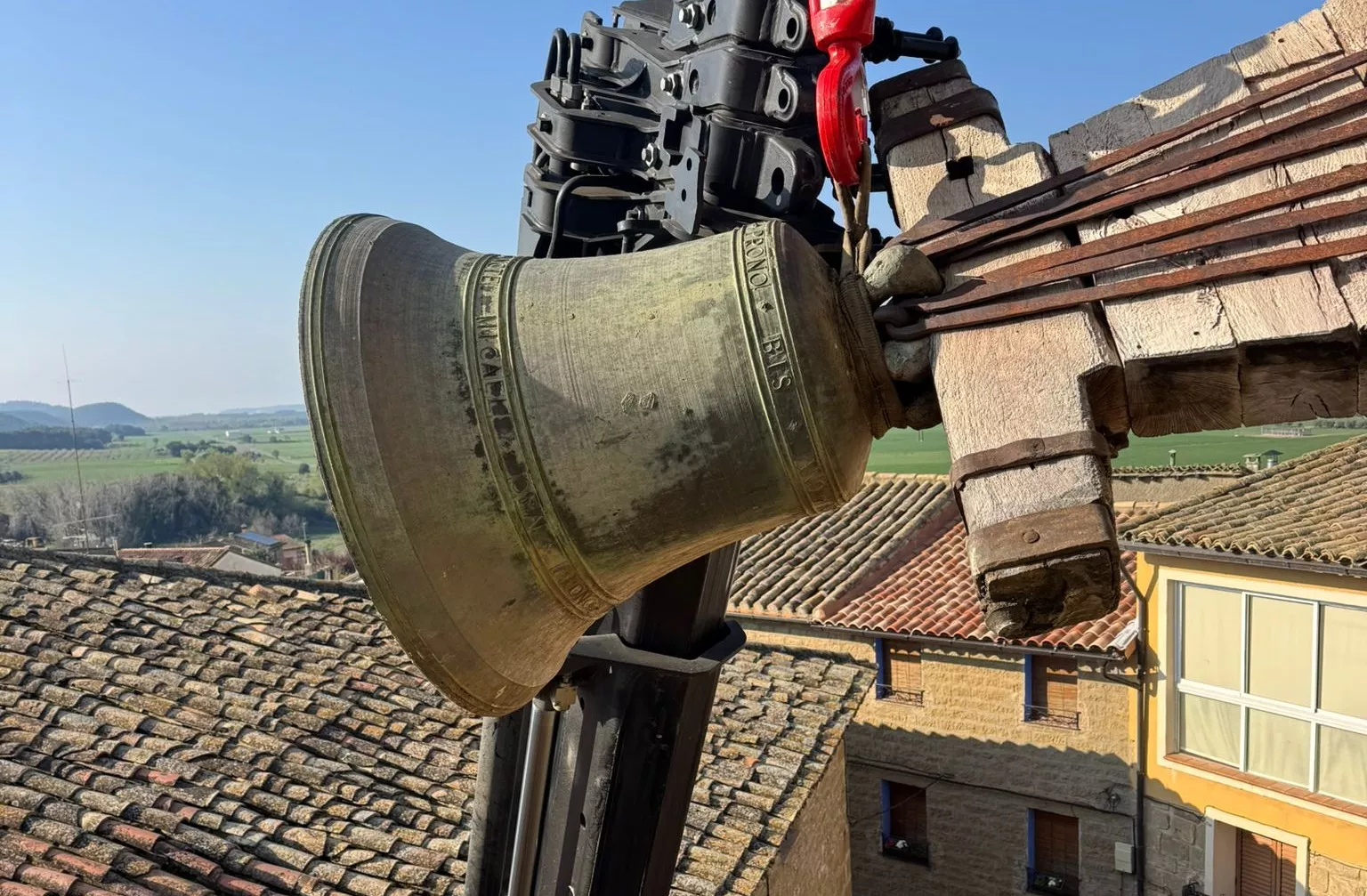 Desmontaje de las campanas de Biscarrués para su restauración.