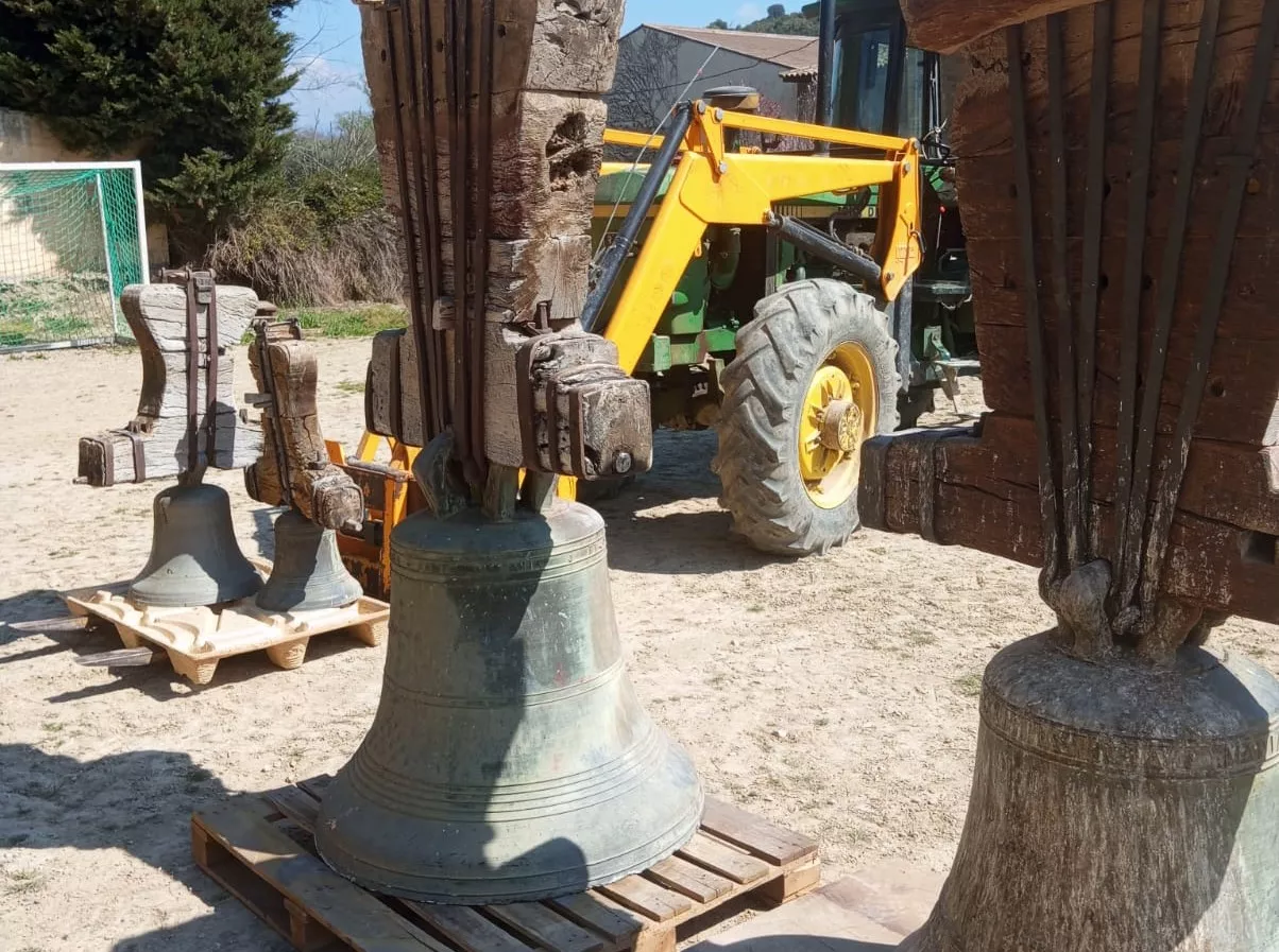 Desmontaje de las campanas de Biscarrués para su restauración.
