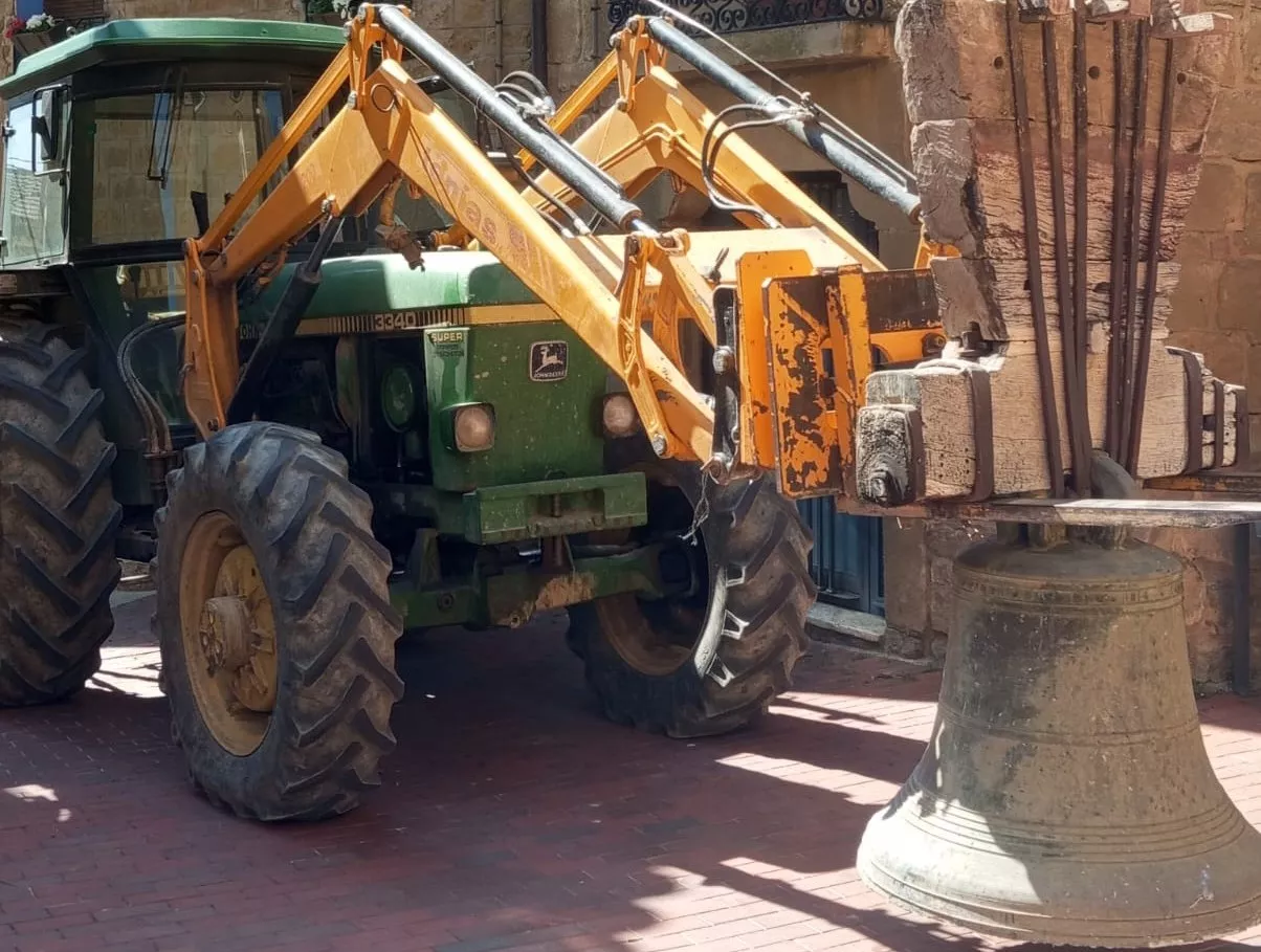 Desmontaje de las campanas de Biscarrués para su restauración.