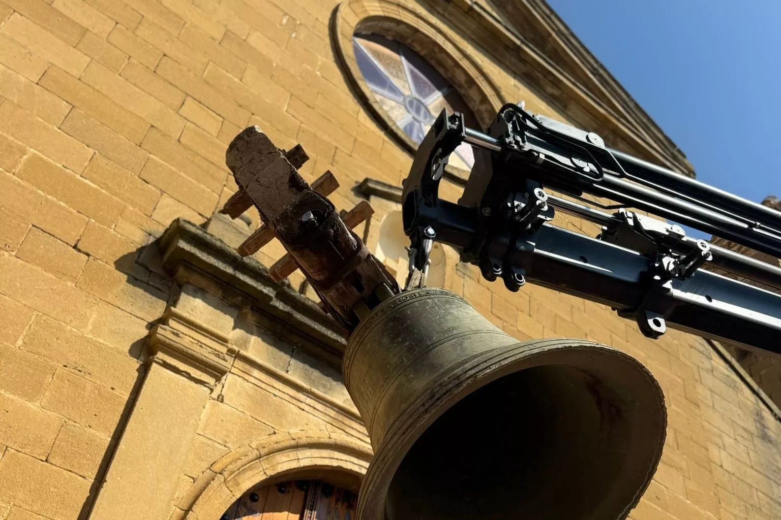 Desmontaje de las campanas de Biscarrués para su restauración.