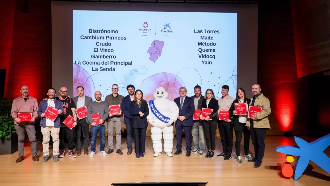 Los representantes de los establecimientos con las placas que colgarán próximamente en sus restaurantes. 