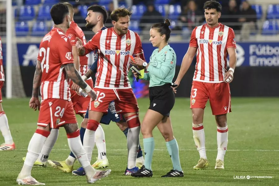Marta Huerta conversa con jugadores del Almería.