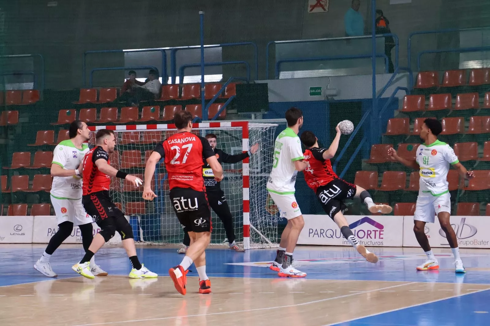 El ex de Bada Huesca Malo lanza en el partido de Copa. Foto: Sergio Cidiano