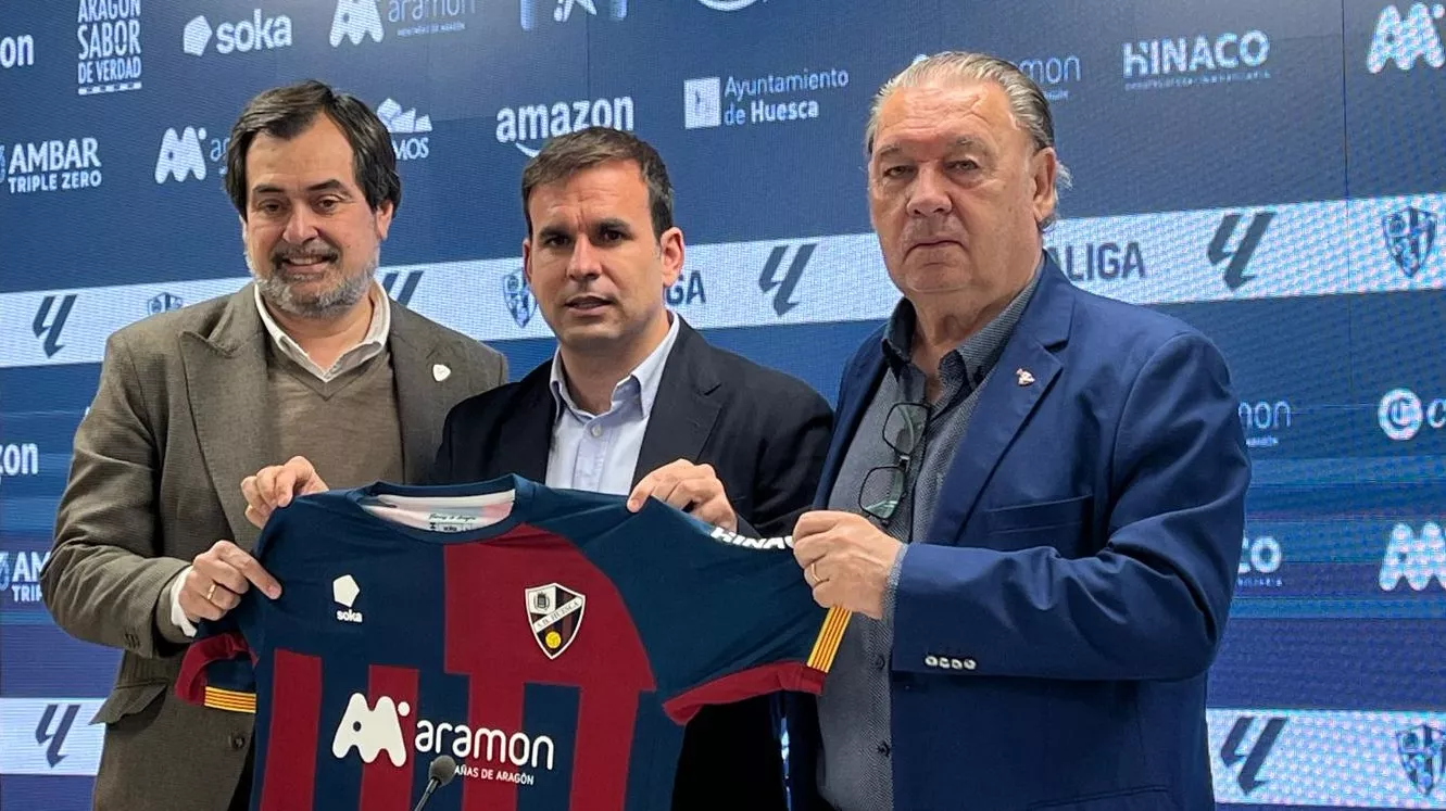 Ricardo Mur, Javier Sanz y Agustín Lasaosa, en la presentación del nuevo director deportivo. Foto: Adri Mora