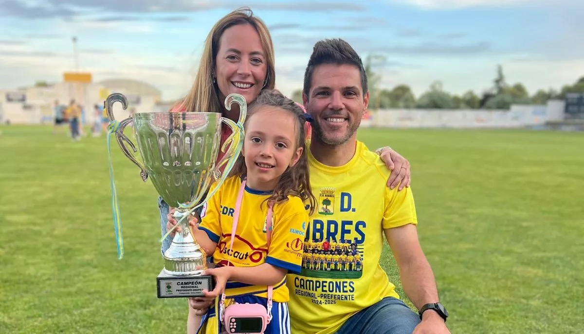 Diego Allueva, con su familia, en el ascenso del Robres a Tercera.