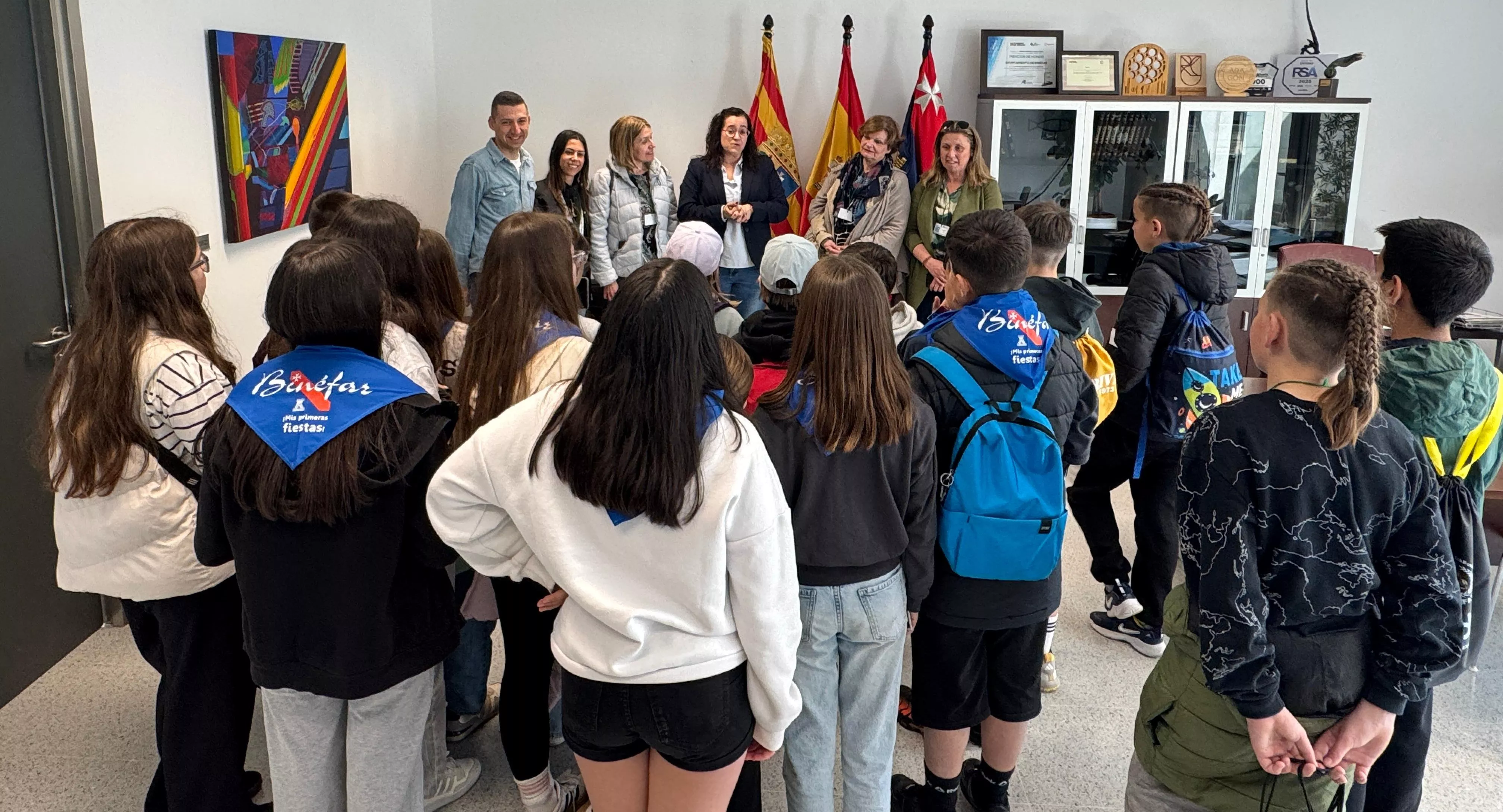 La alcaldesa de Binéfar, con alumnos griegos y binefarenses