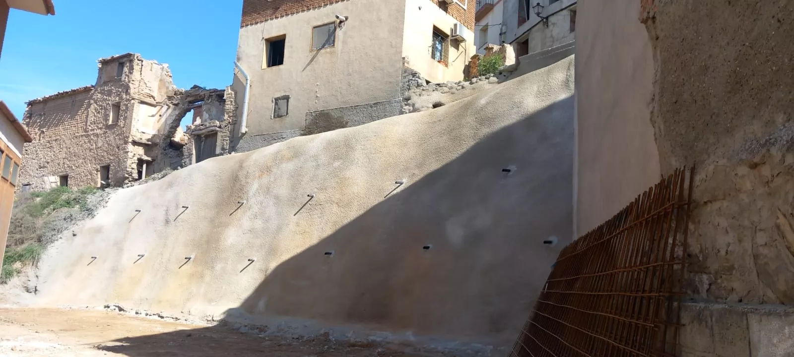 La familia desalojada hace un mes en Fonz regresará a su casa tras estabilizarse el talud.