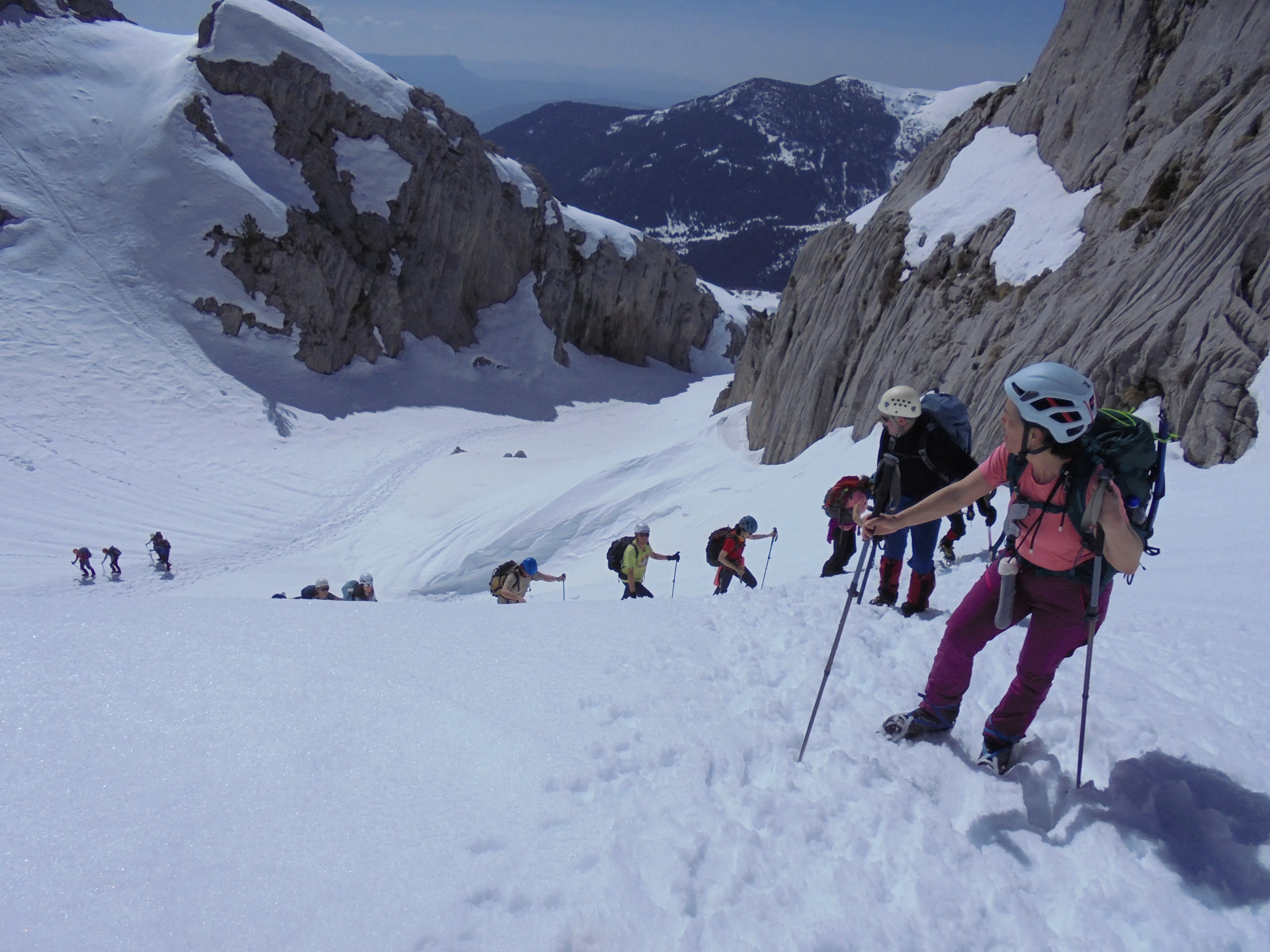 Travesías Pirenaicas de Peña Guara recorre la gruta helada de los Lecherines