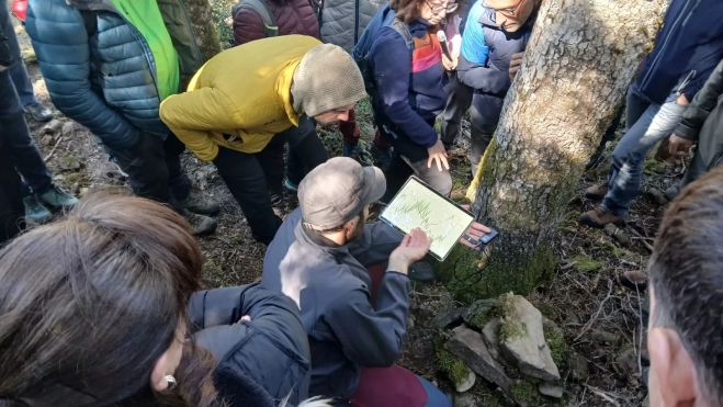 Uno de los investigadores explica a los asistentes algunas de las mediciones que se están realizando en el abetal Fuente del Paco de Villanúa. Uno de los investigadores explica a los asistentes algunas de las mediciones que se están realizando en el abetal Fuente del Paco de Villanúa.