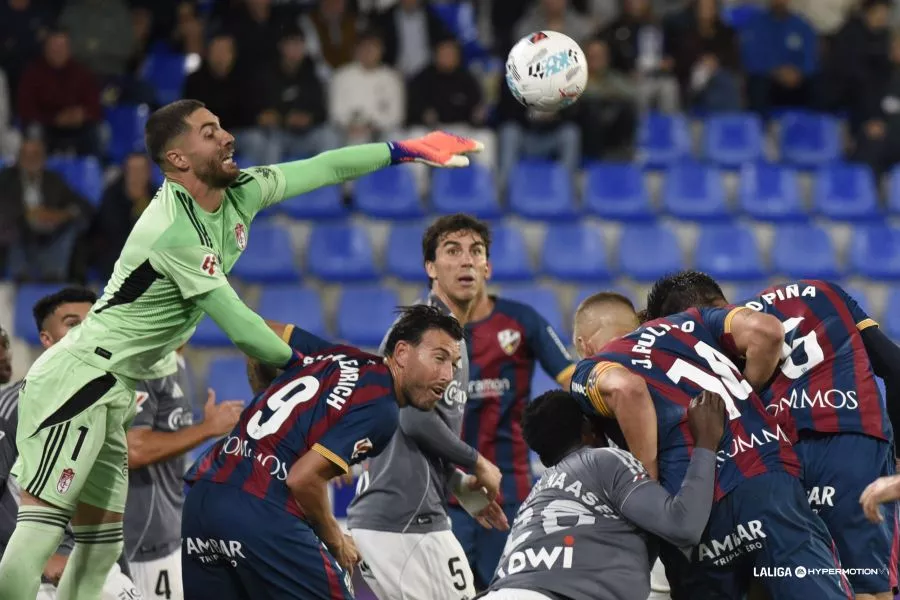 Luca Zidane despeja un balón en el partido de ida en El Alcoraz. Foto: LaLiga