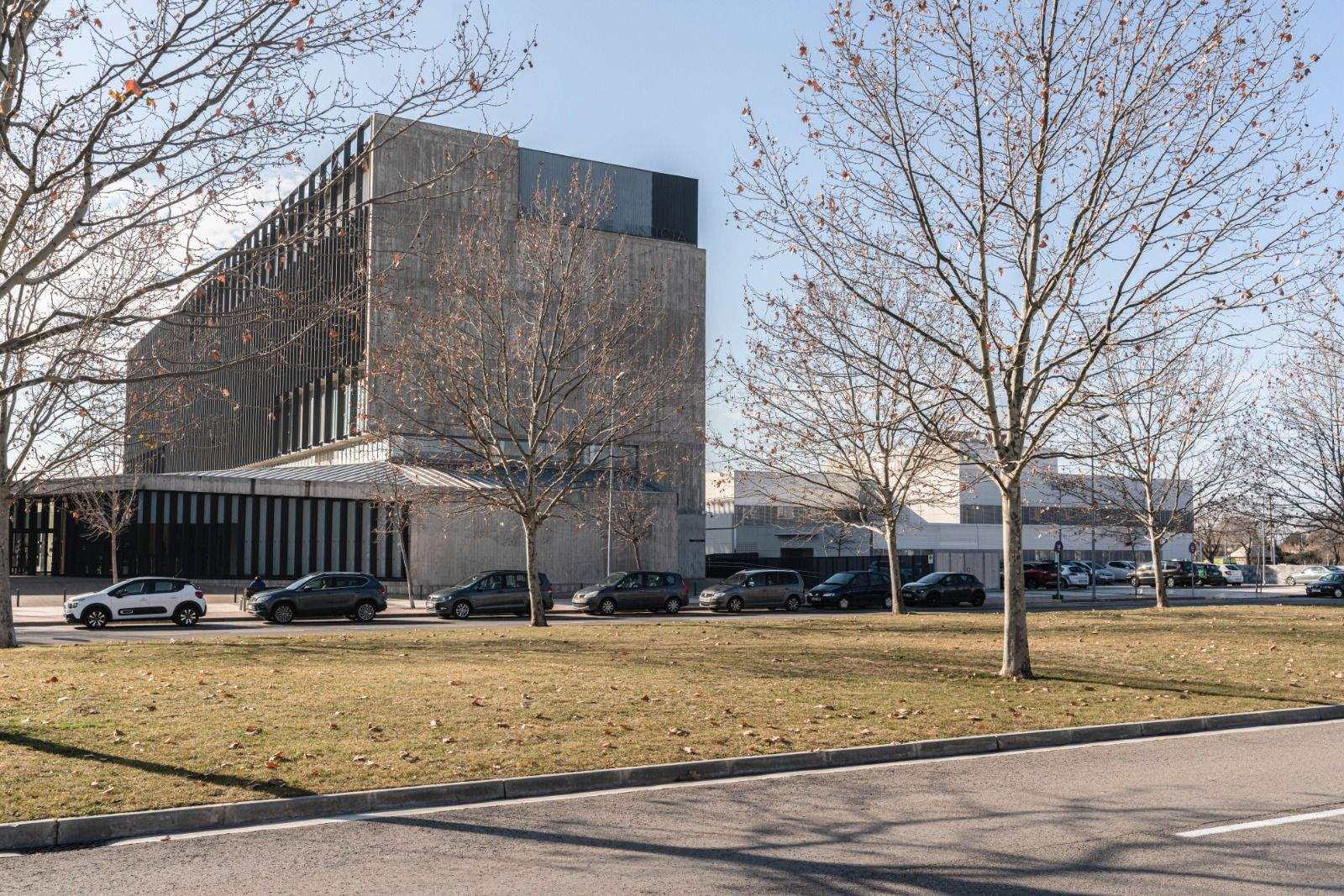 El Ayuntamiento de Huesca plantea 89 nuevas plazas de zona azul en el entorno de los Juzgados y el centro de salud.