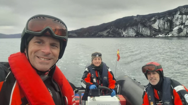 El comandante Abizanda en una embarcación