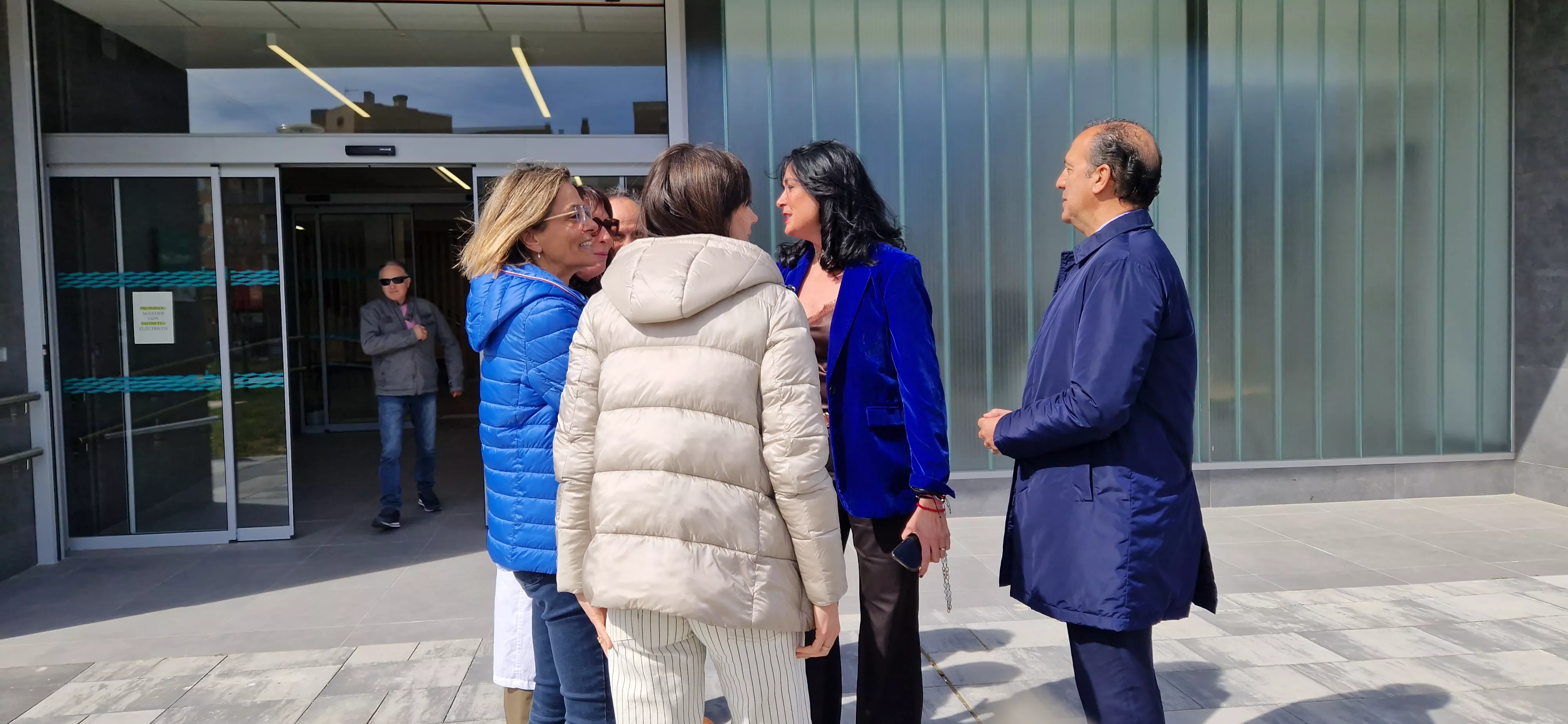 Visita de Jorge Azcón al Centro de Salud Ramón y Cajal de Huesca. Foto Myriam Martínez