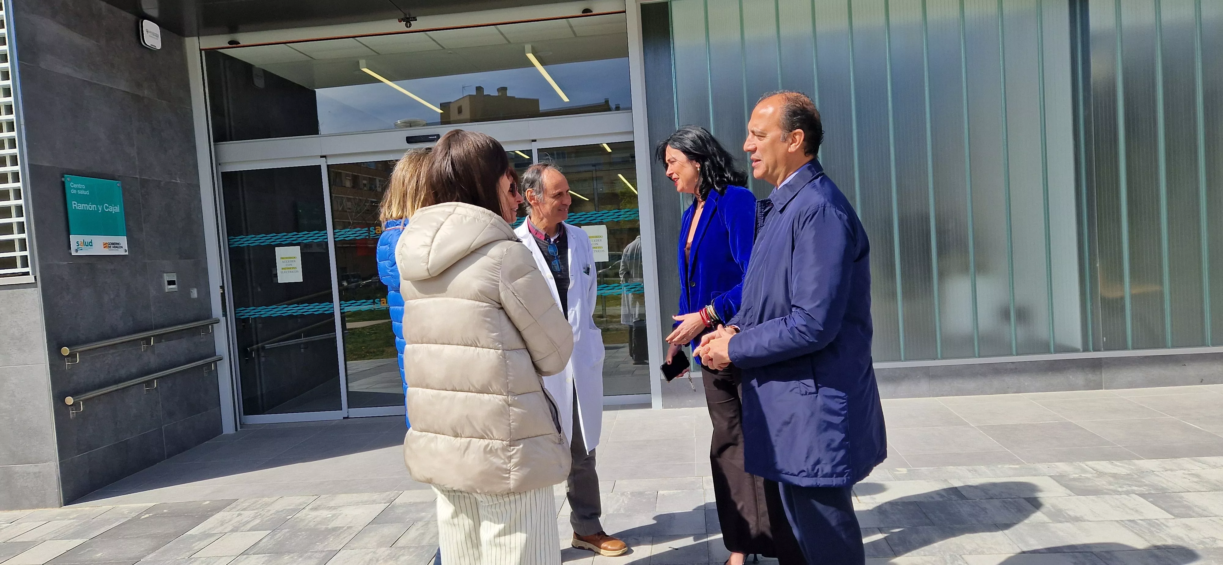 Visita de Jorge Azcón al Centro de Salud Ramón y Cajal de Huesca. Foto Myriam Martínez