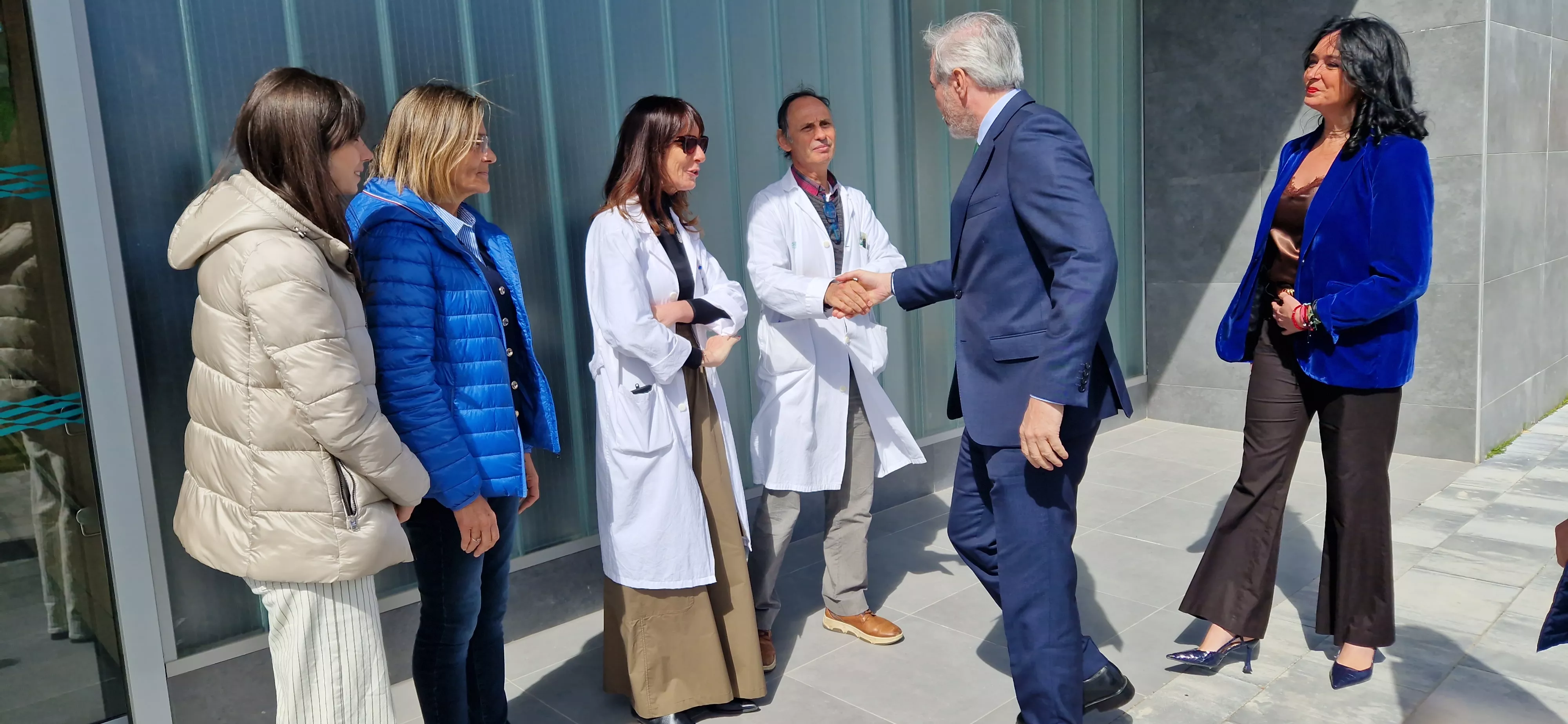 Visita de Jorge Azcón al Centro de Salud Ramón y Cajal de Huesca. Foto Myriam Martínez