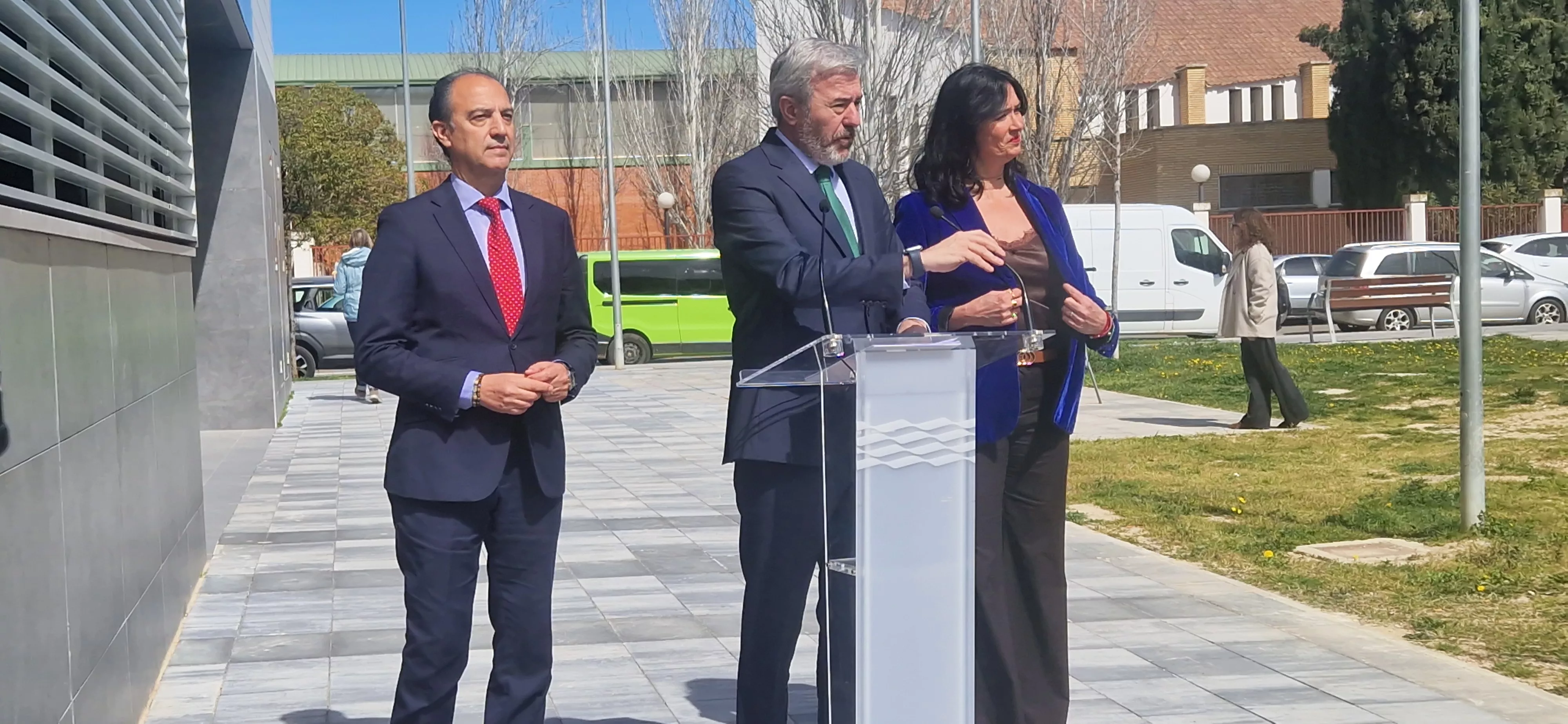 Visita de Jorge Azcón al Centro de Salud Ramón y Cajal de Huesca. Foto Myriam Martínez
