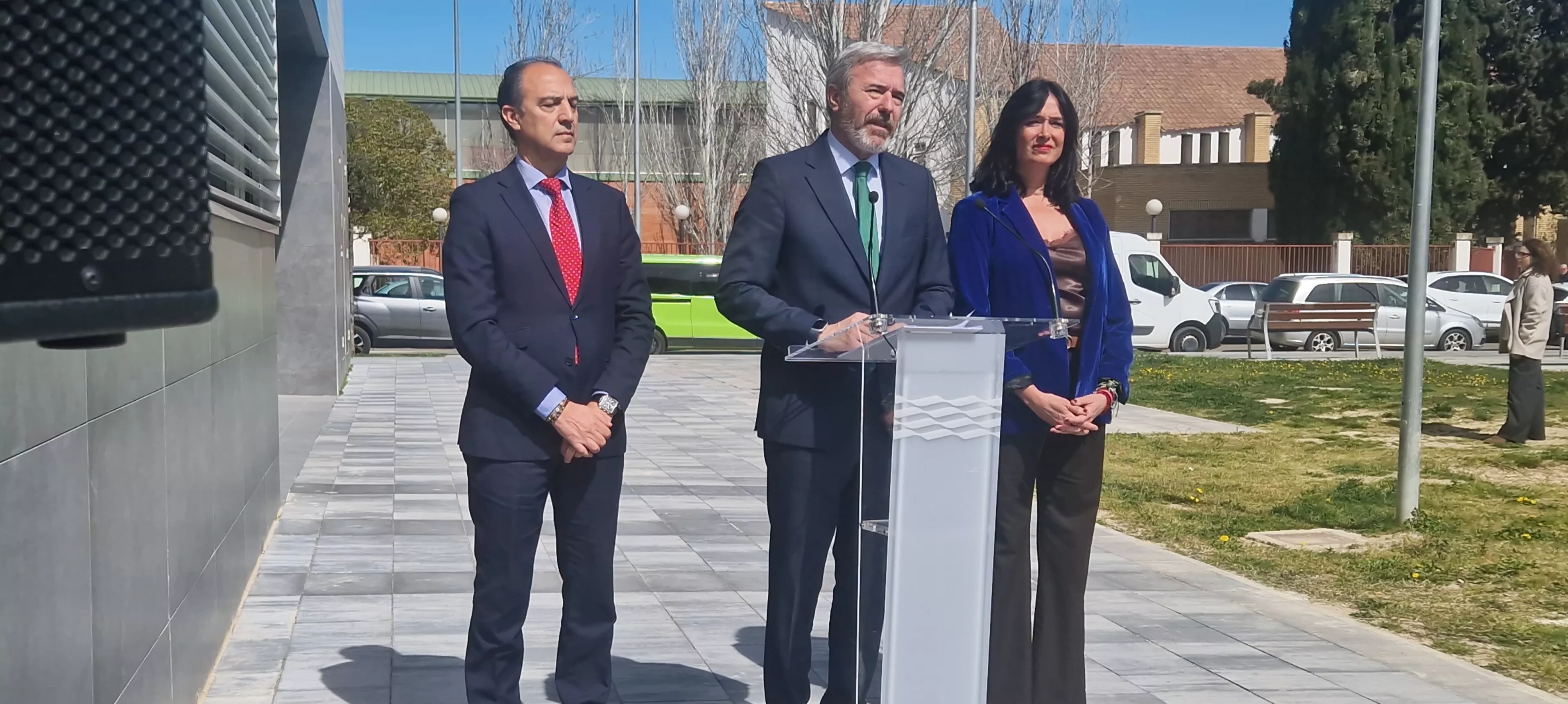 Visita de Jorge Azcón al Centro de Salud Ramón y Cajal de Huesca. Foto Myriam Martínez