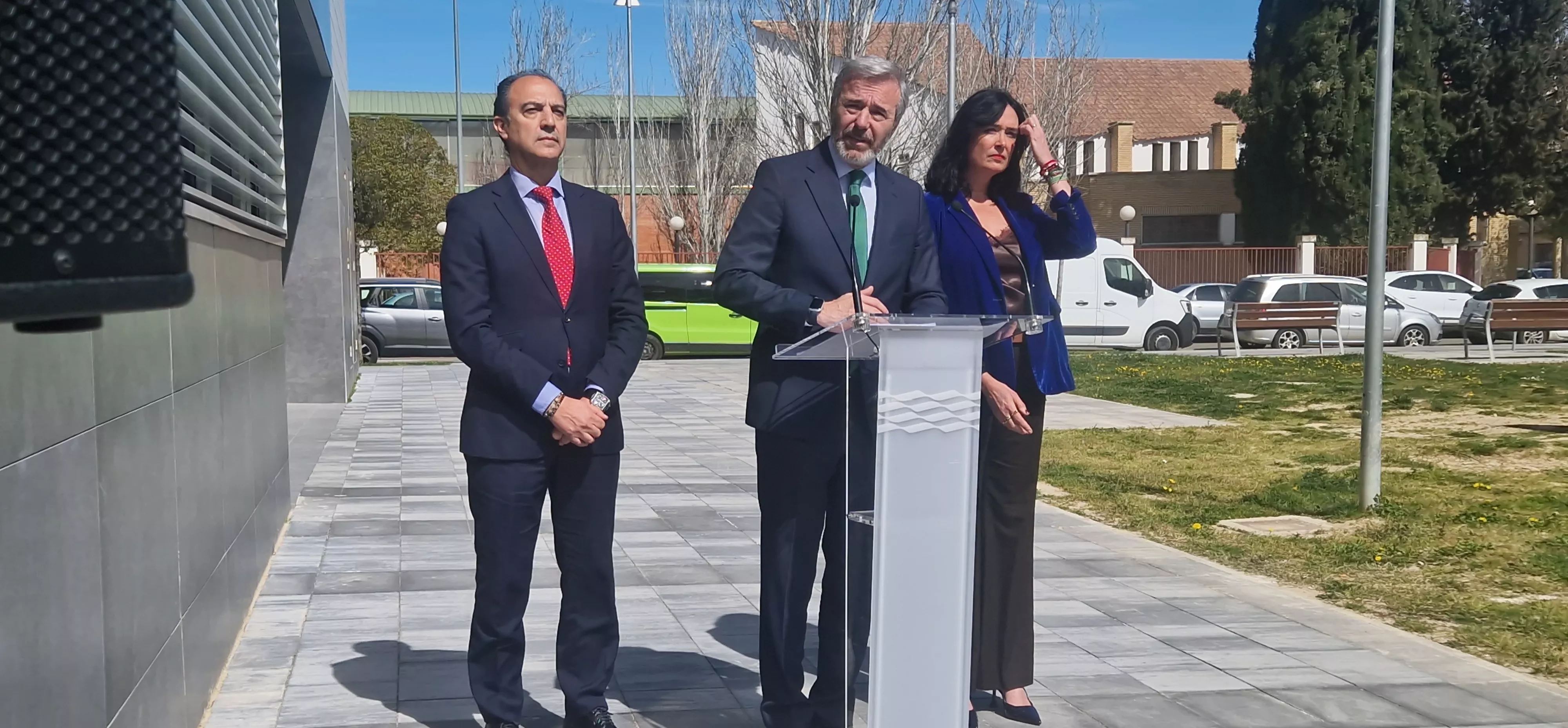 Visita de Jorge Azcón al Centro de Salud Ramón y Cajal de Huesca. Foto Myriam Martínez