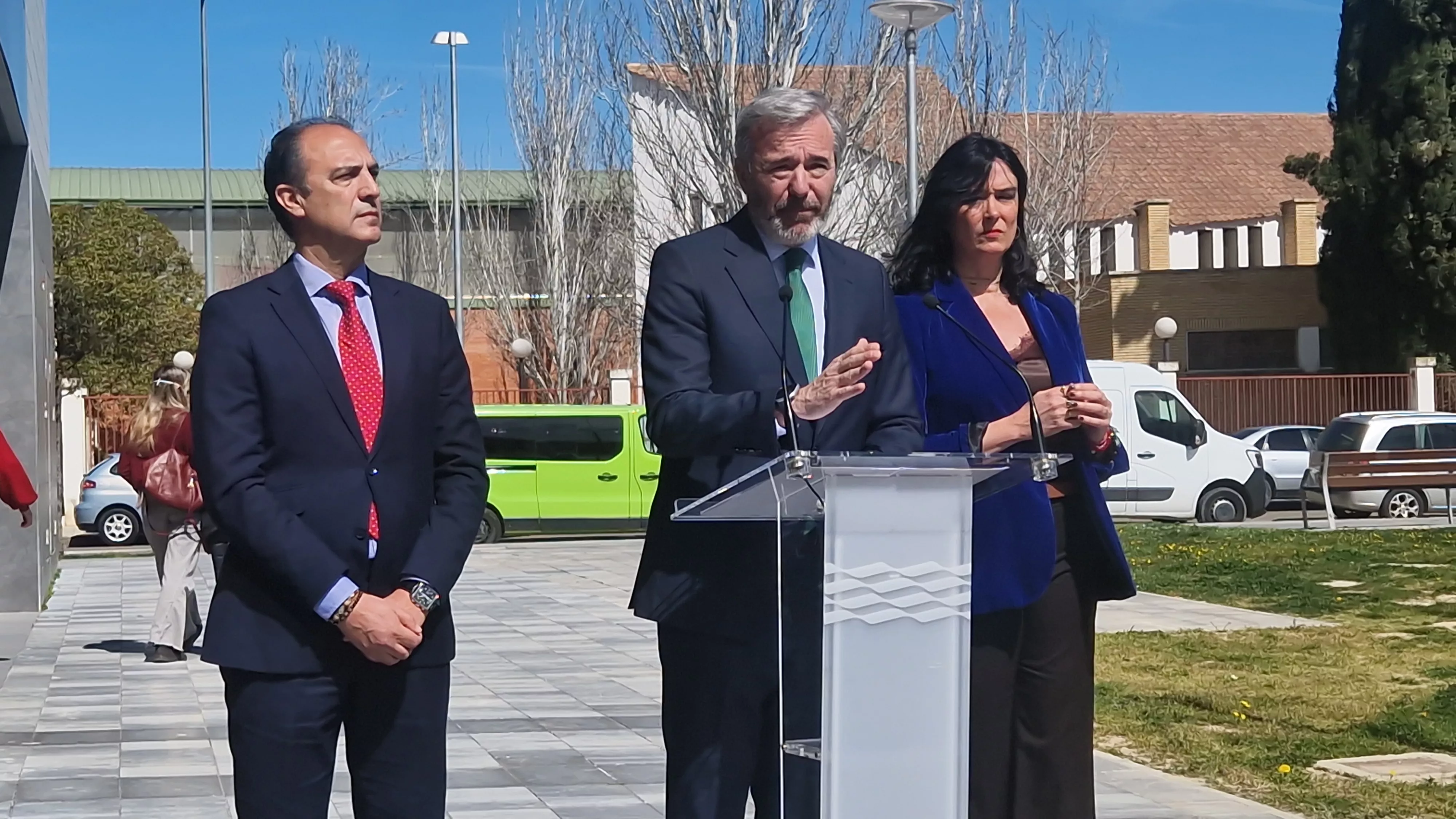 Azcón, entre Bancalero y Orduna, tras su visita al Centro de Salud Ramón y Cajal de Huesca. Foto Myriam Martínez