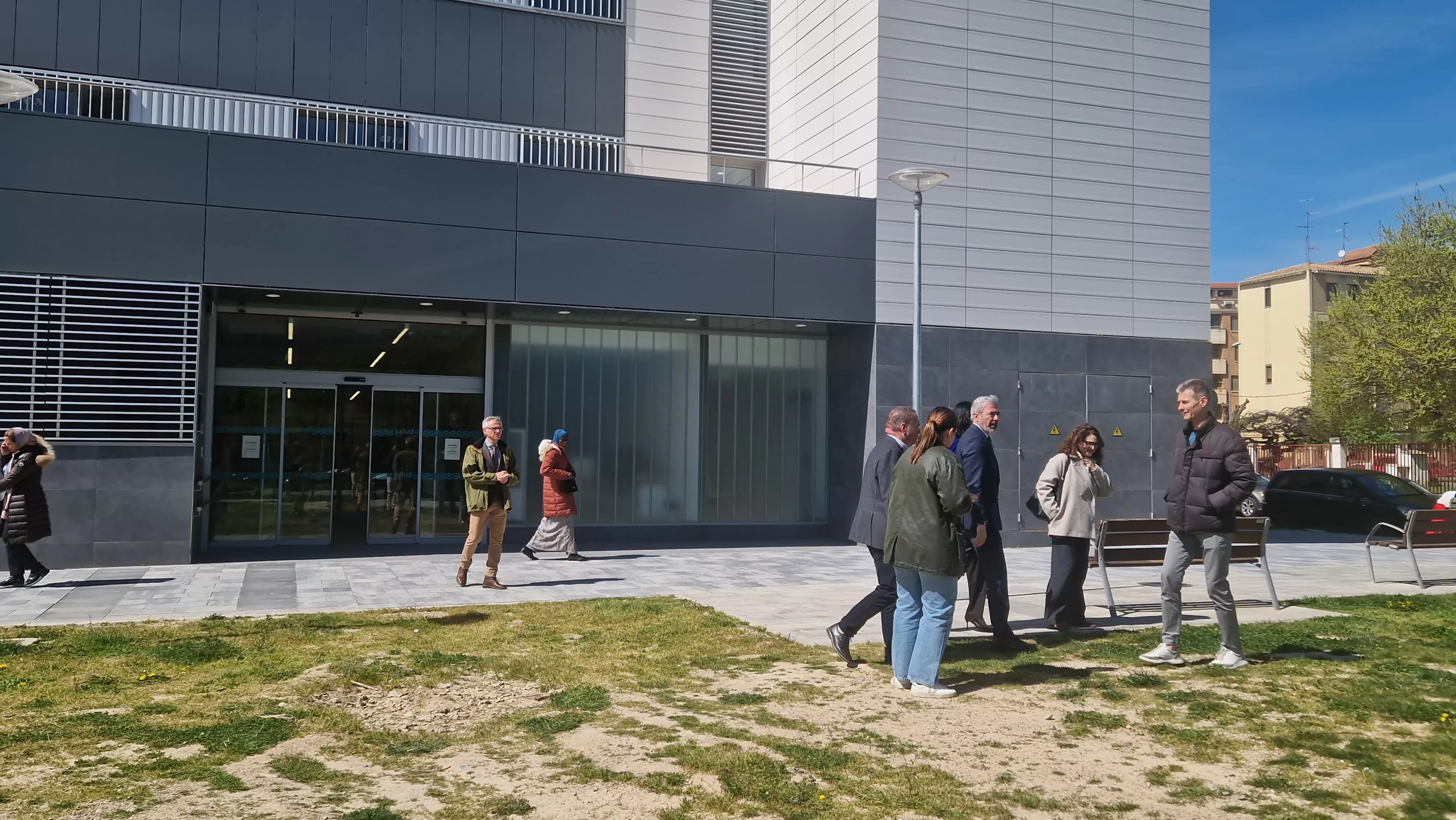 Visita de Jorge Azcón al Centro de Salud Ramón y Cajal de Huesca. Foto Myriam Martínez