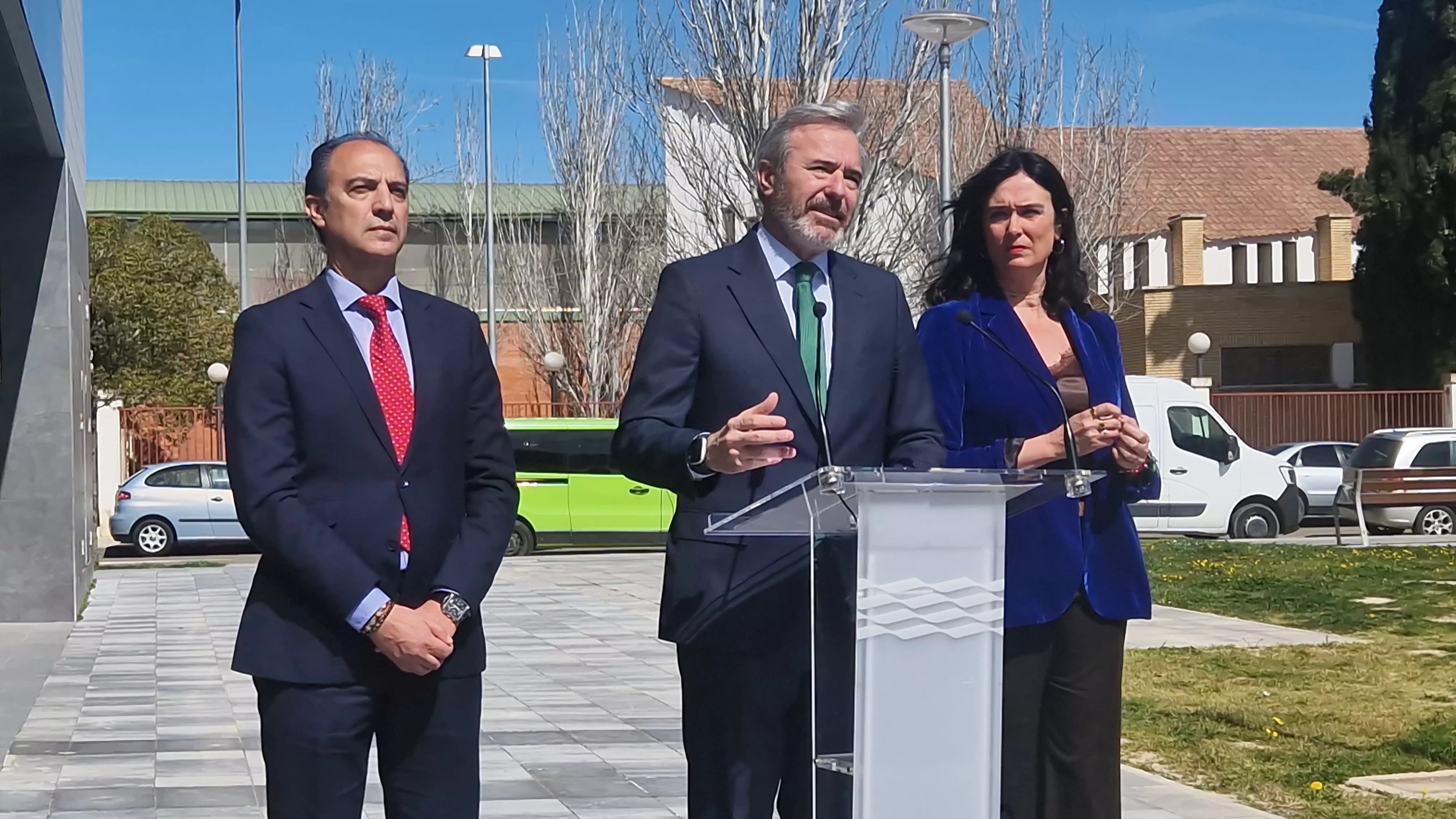 Visita de Jorge Azcón al Centro de Salud Ramón y Cajal de Huesca. Foto Myriam Martínez