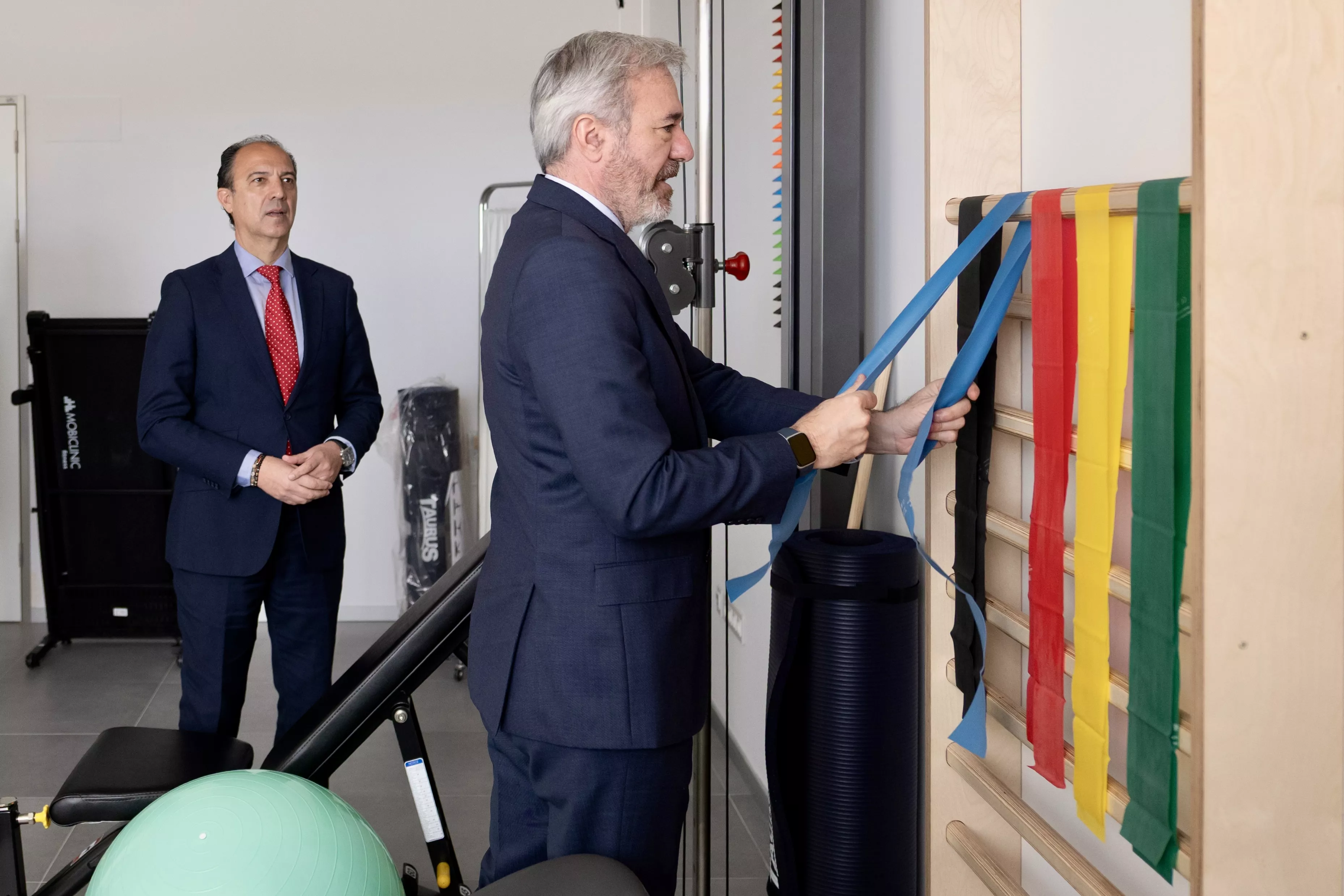 Visita de Jorge Azcón al Centro de Salud Ramón y Cajal de Huesca. 