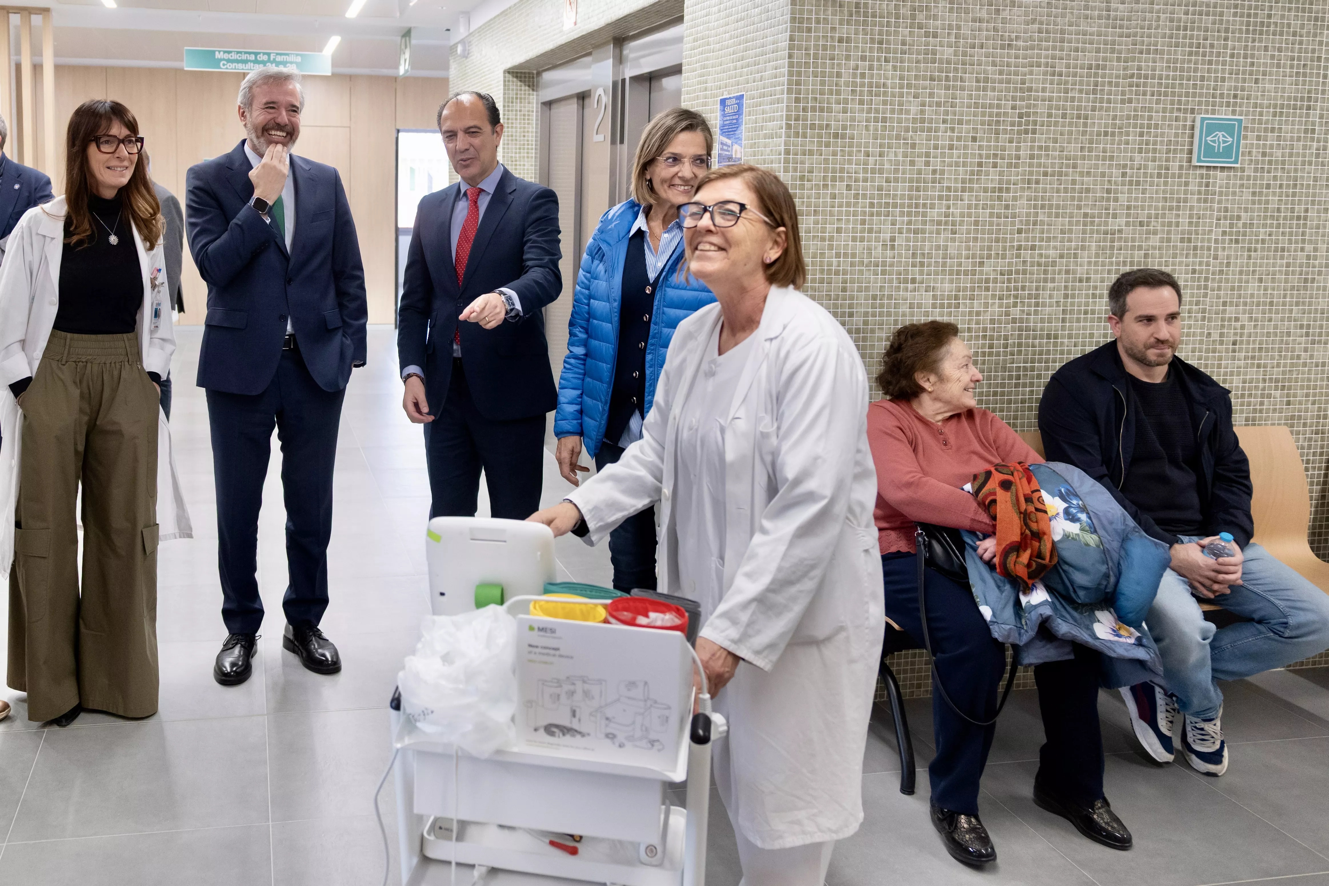 Visita de Jorge Azcón al Centro de Salud Ramón y Cajal de Huesca. 