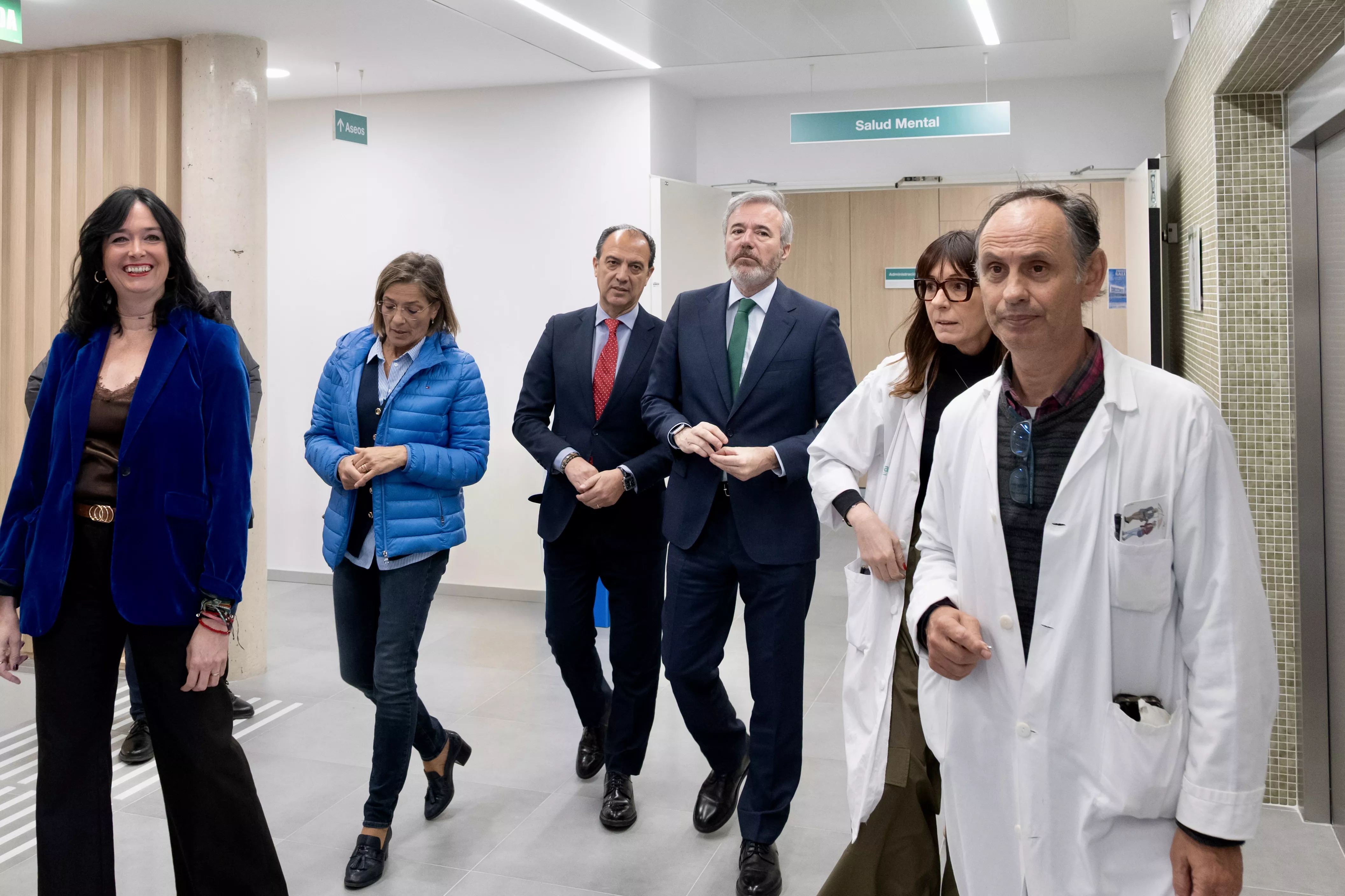 Visita de Jorge Azcón al Centro de Salud Ramón y Cajal de Huesca. 
