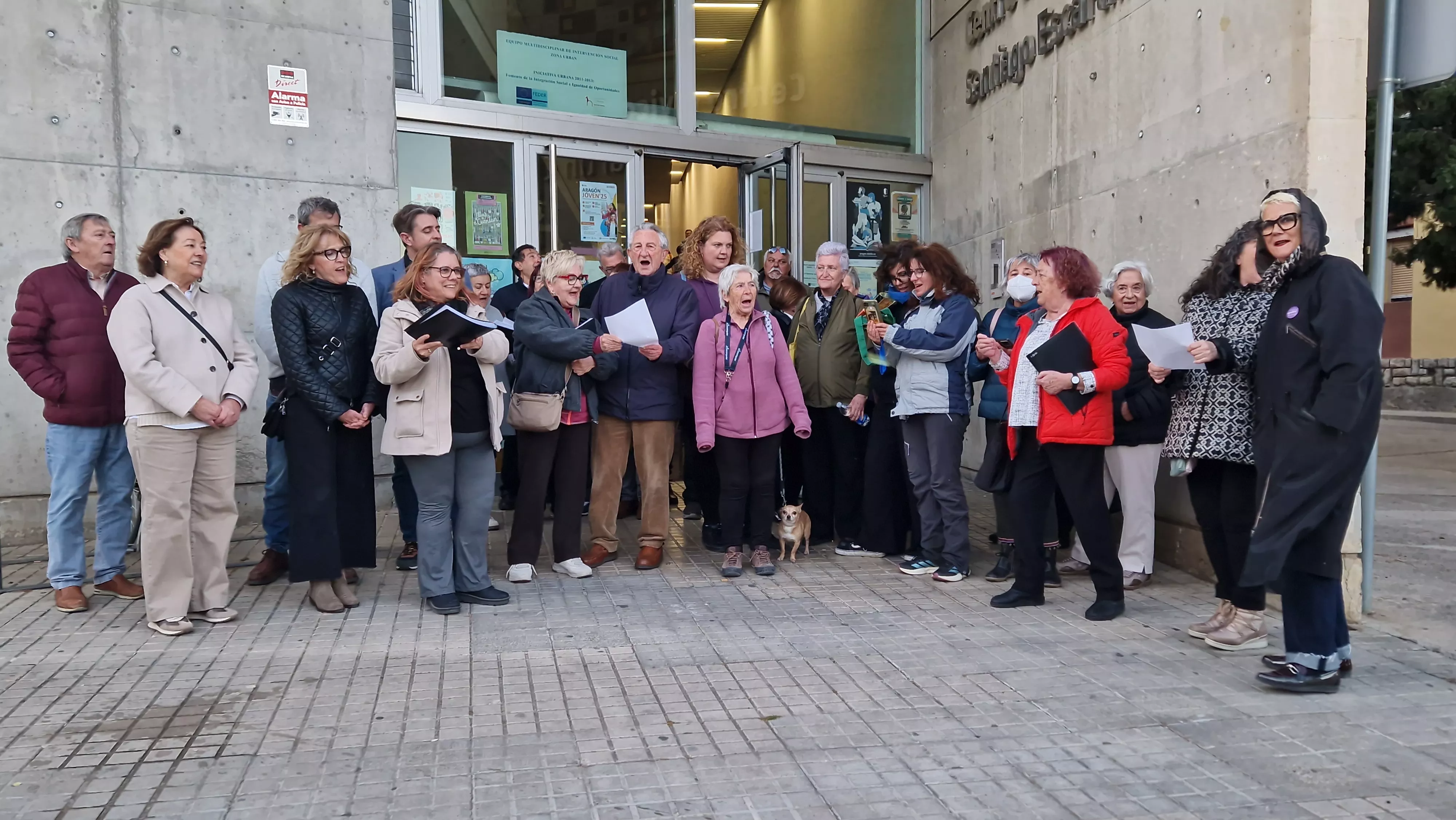 “Cómo sabremos qué se le ha ocurrido a Trump”: protesta con humor por la Biblioteca Ramón J. Sender