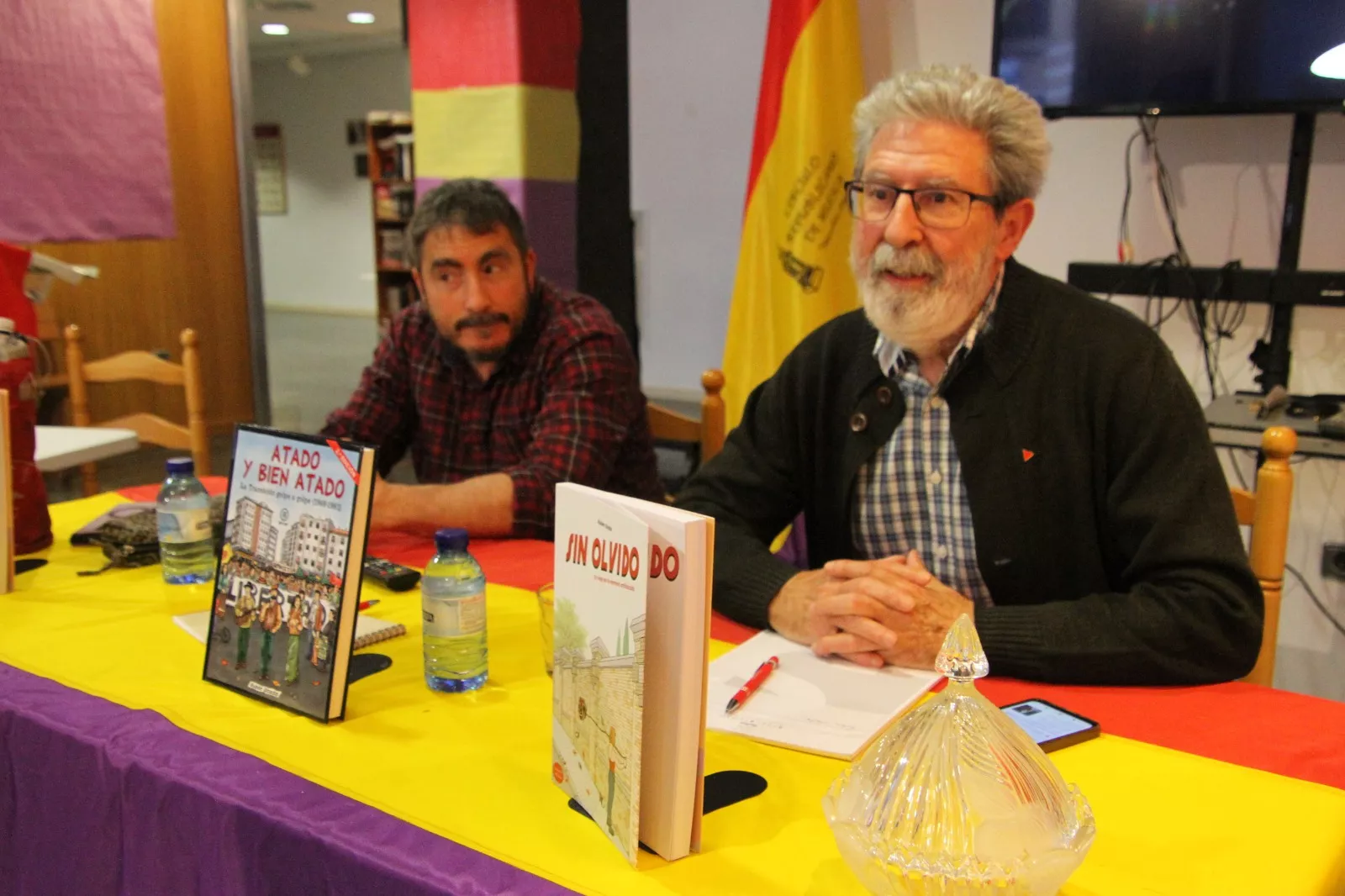 Rubén Uceda, a la izquiera de la imagen presentado por Adolfo Barrena. Foto Carlos Neofato