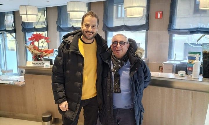 Iñaki Iriarte posa junto a Fernando Lascorz en su llegada a Huesca.