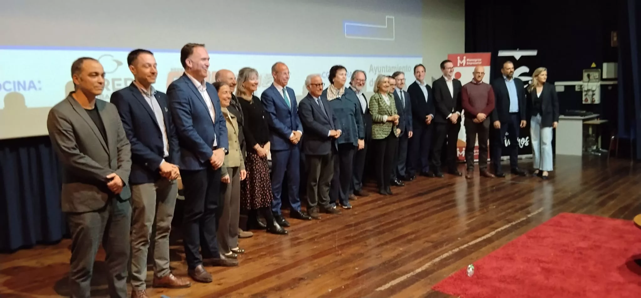 Fotografía de familia tras la jornada empresarial de Monegros
