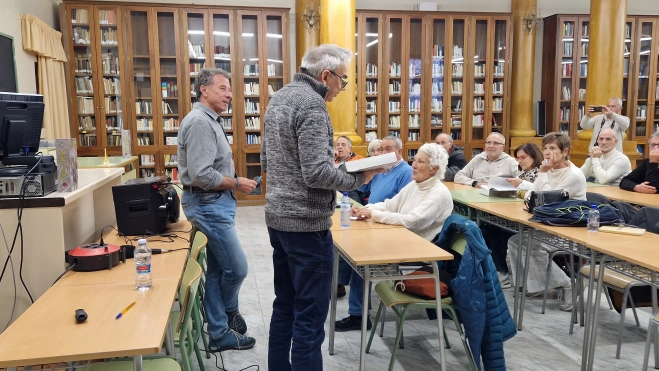 Charla impartida por Carlos Tarazona sobre su libro "Pinos y penas". Foto Myriam Martínez