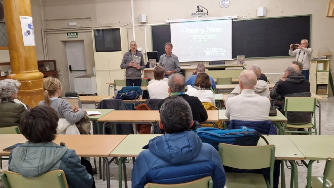 Charla impartida por Carlos Tarazona sobre su libro "Pinos y penas". Foto Myriam Martínez