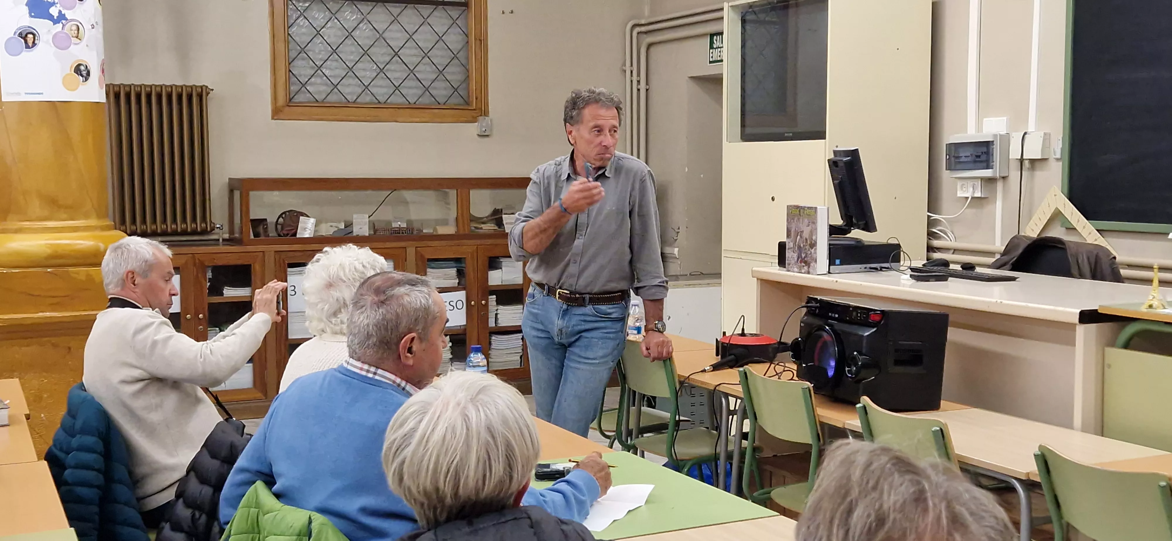 Charla impartida por Carlos Tarazona sobre su libro "Pinos y penas". Foto Myriam Martínez