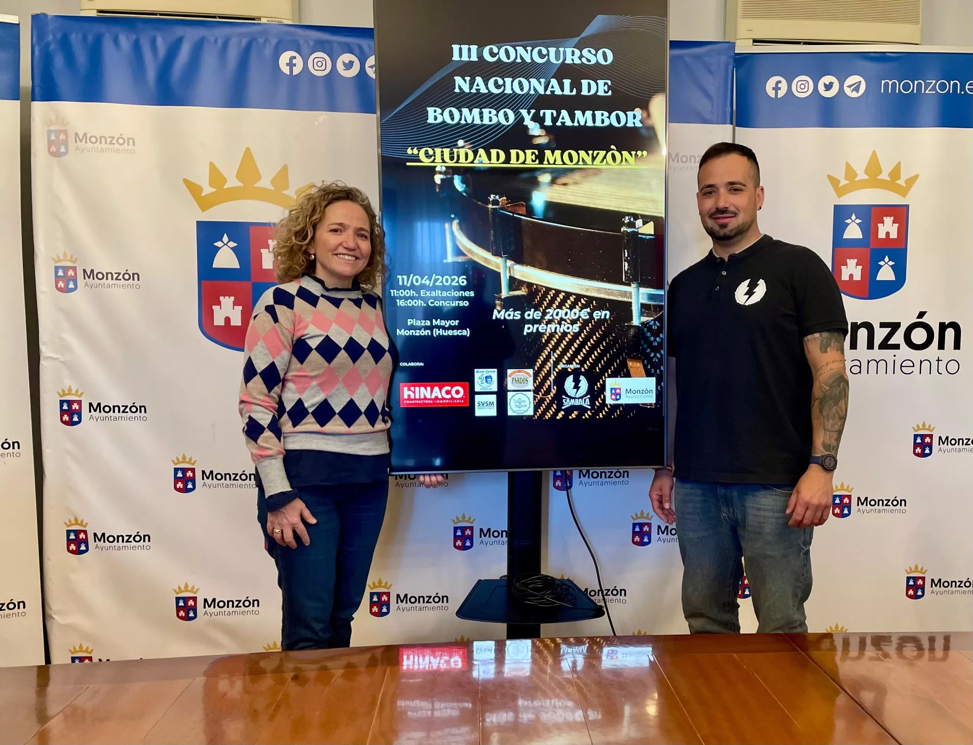 La concejal de Cultura, Marta Montaner Durán, y el presidente de la Asociación Sambalá, Alan Abadías