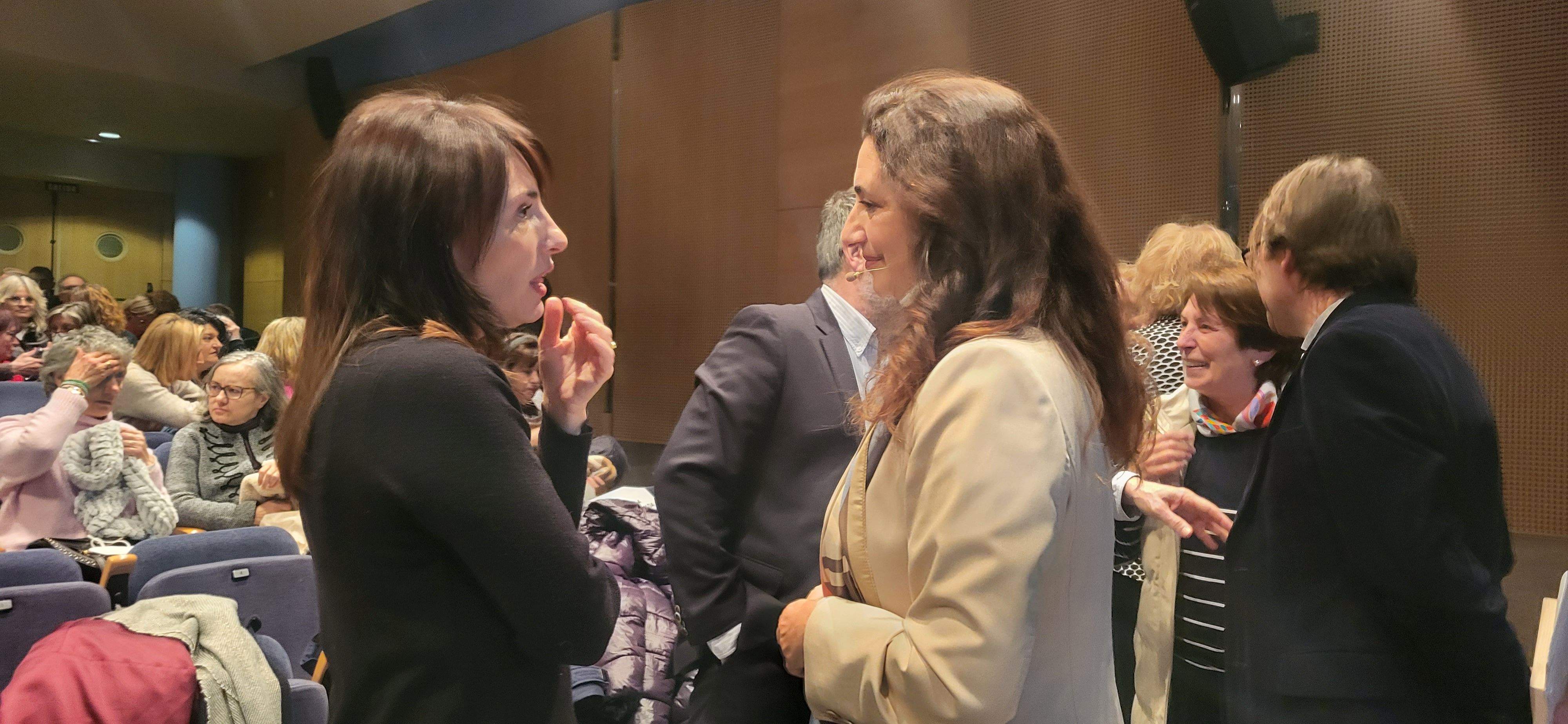 Laura Rojas-Marcos conversa al final de su conferencia. Foto Myriam Martínez