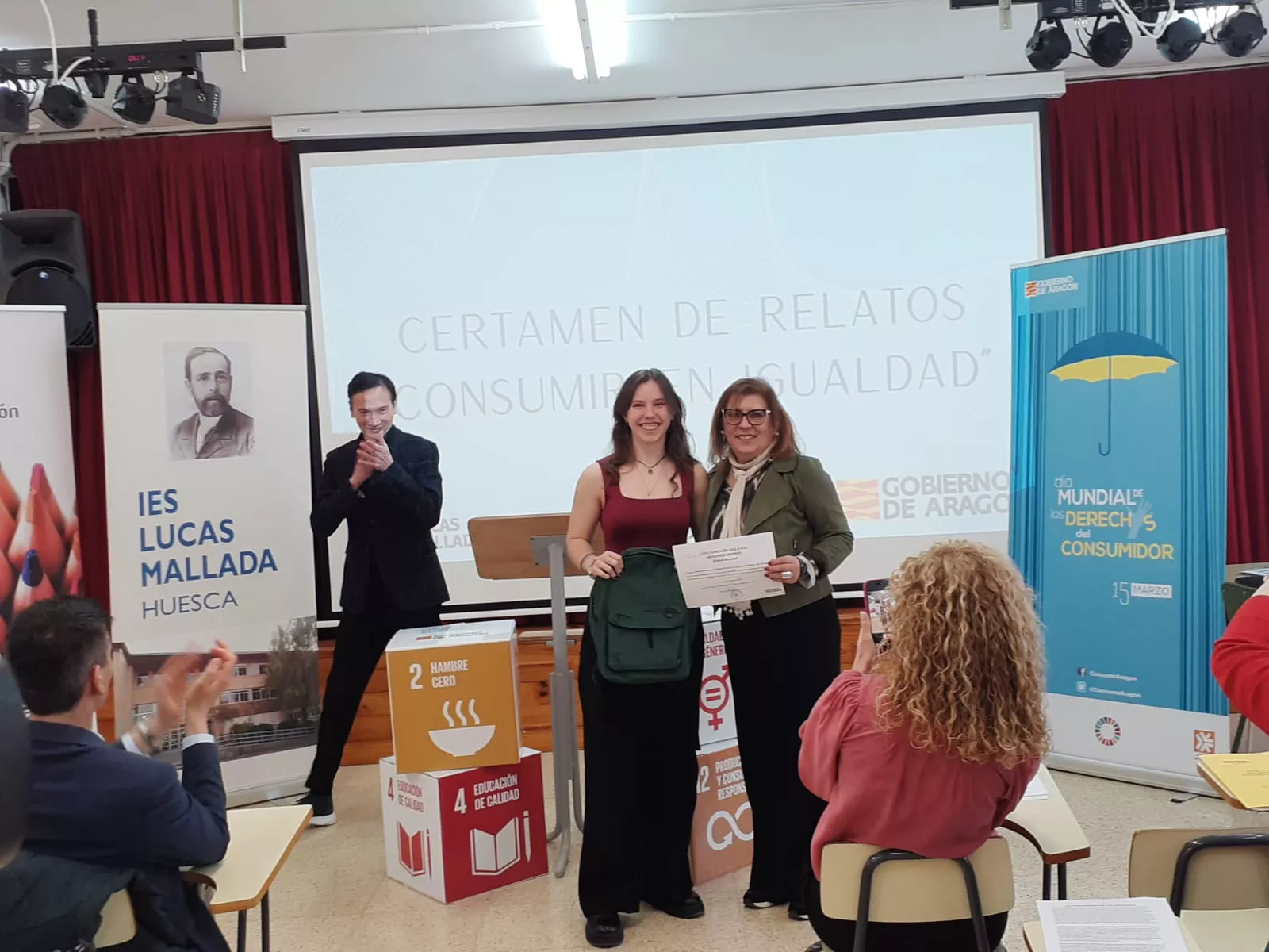 Entrega del premio en el IES Lucas Mallada de Huesca.