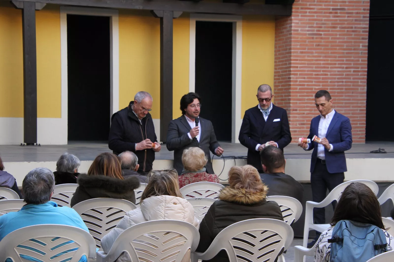 Promoción del Corral de Comedias de Robres en los vasos de café de Eboca. Foto Carlos Neofato