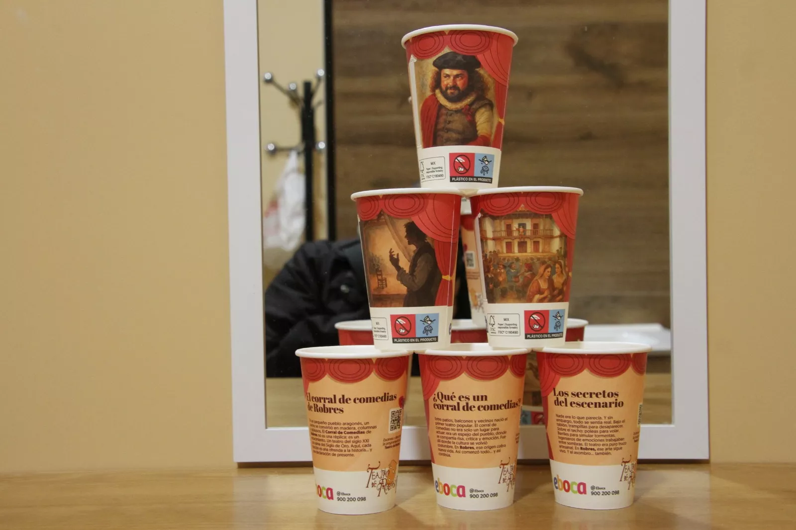 Promoción del Corral de Comedias de Robres en los vasos de café de Eboca. Foto Carlos Neofato