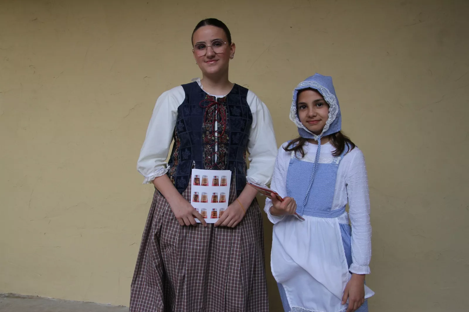 Promoción del Corral de Comedias de Robres en los vasos de café de Eboca. Foto Carlos Neofato