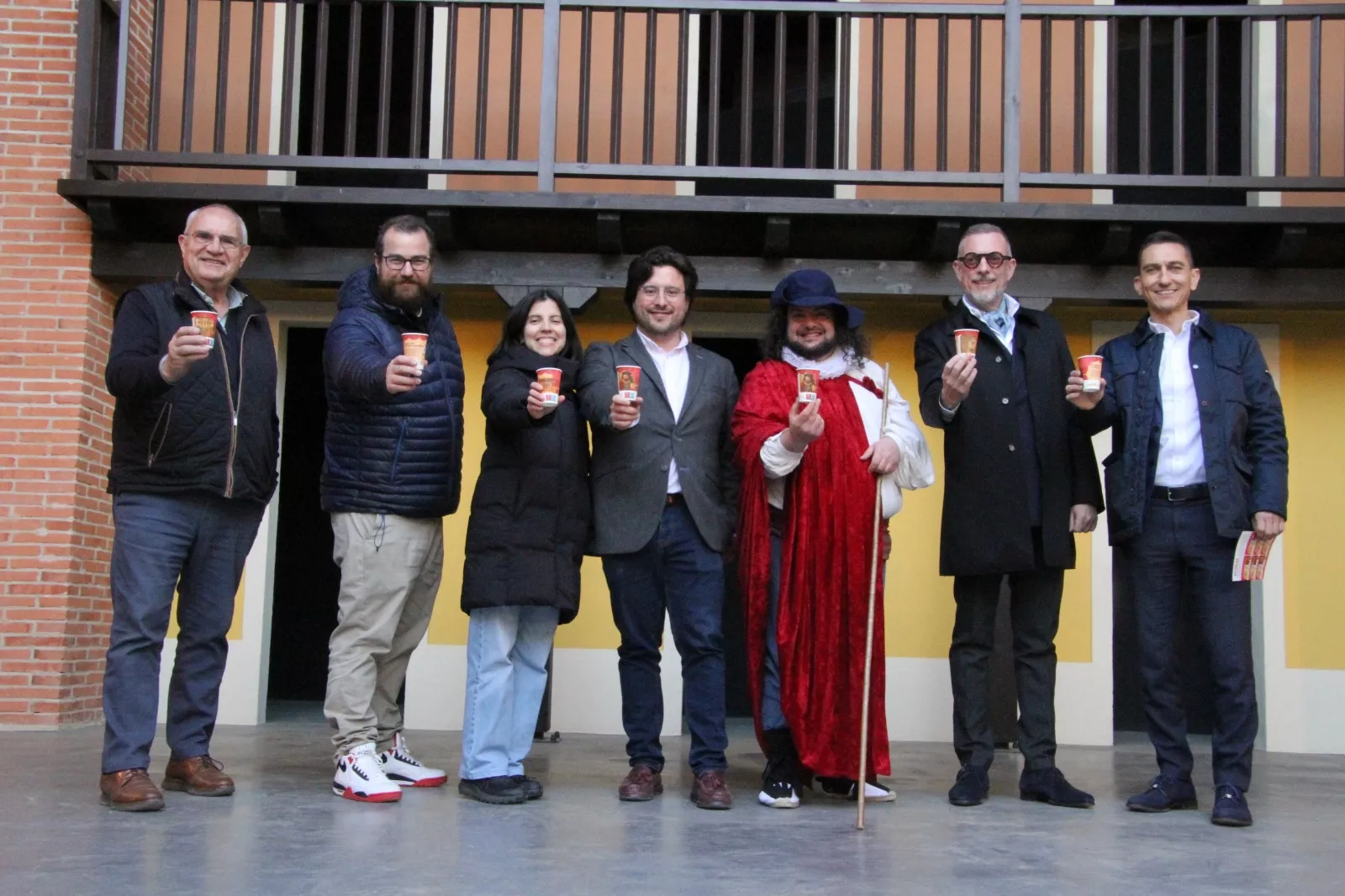 Promoción del Corral de Comedias de Robres en los vasos de café de Eboca. Foto Carlos Neofato